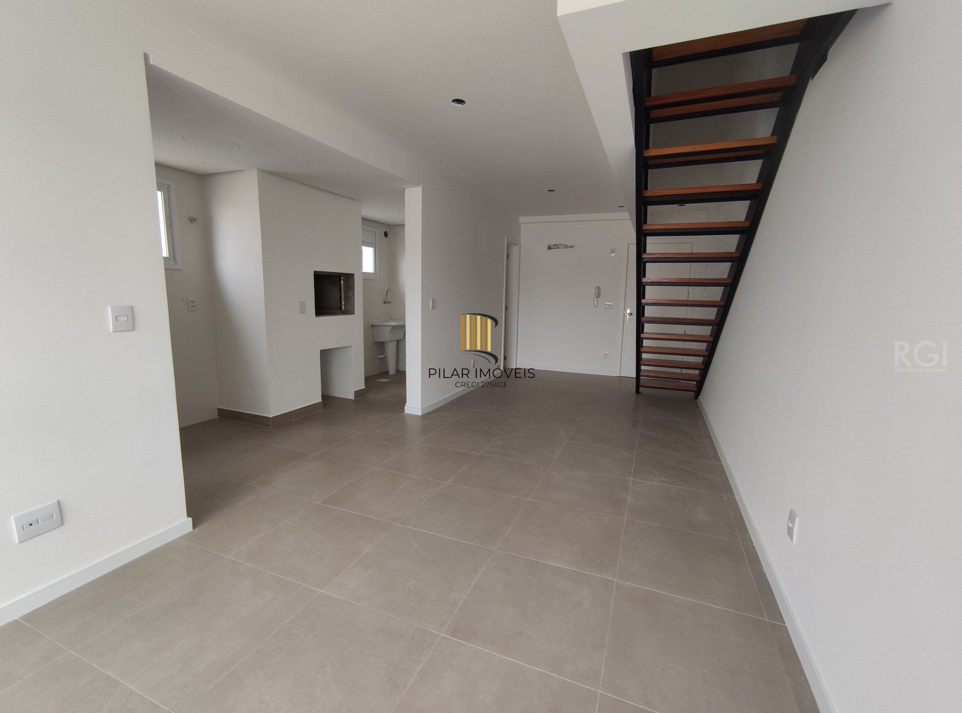 Duplex para Venda - 179.08m², 2 dormitórios, sendo 2 suites, 2 vagas - Petrópolis