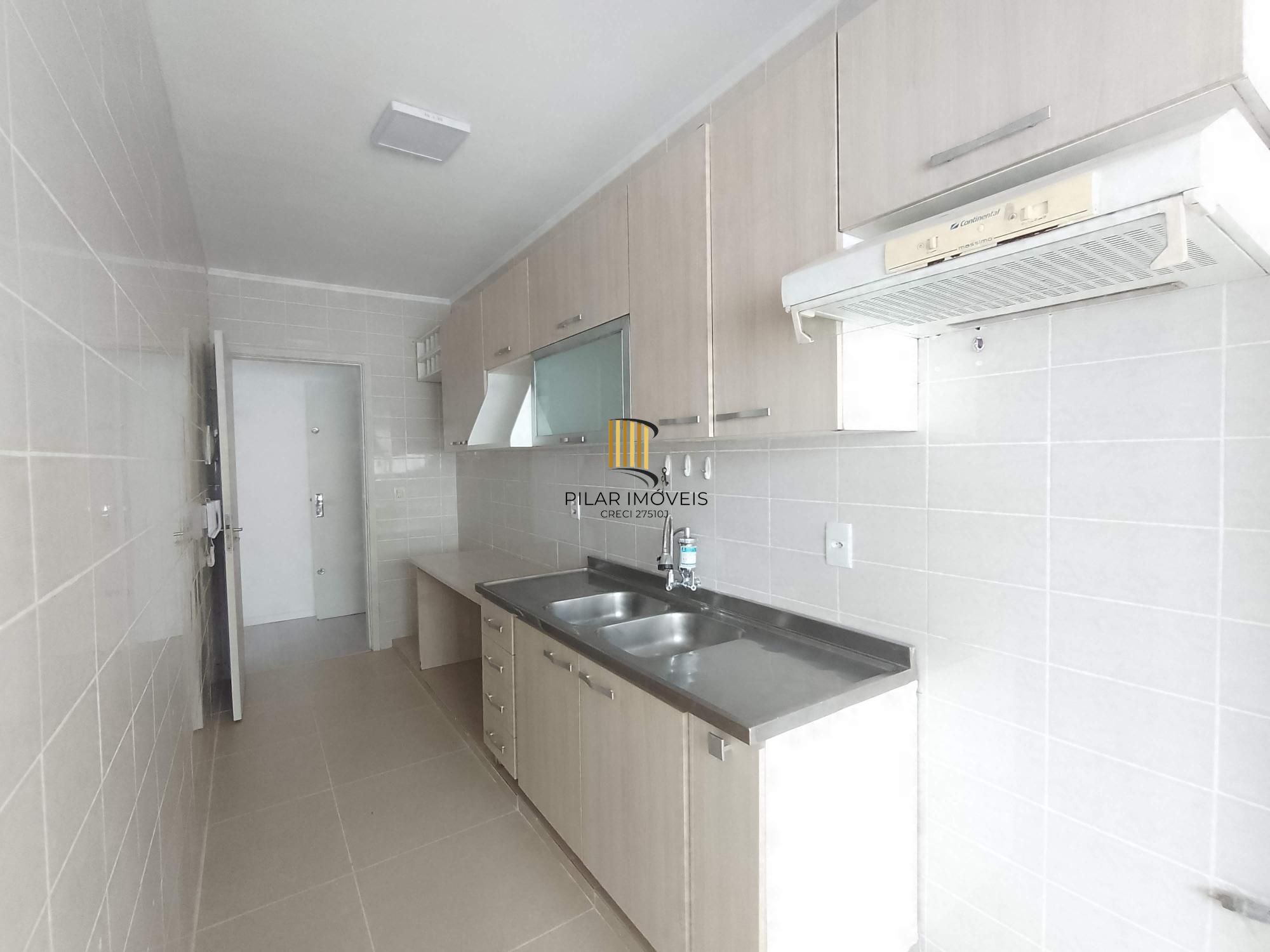 Apartamento 2 dormitórios com dependência e vaga coberta no bairro Santana