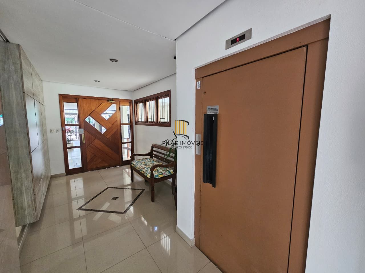 Apartamento 2 dormitórios com sacada e churrasqueira no Bom Fim