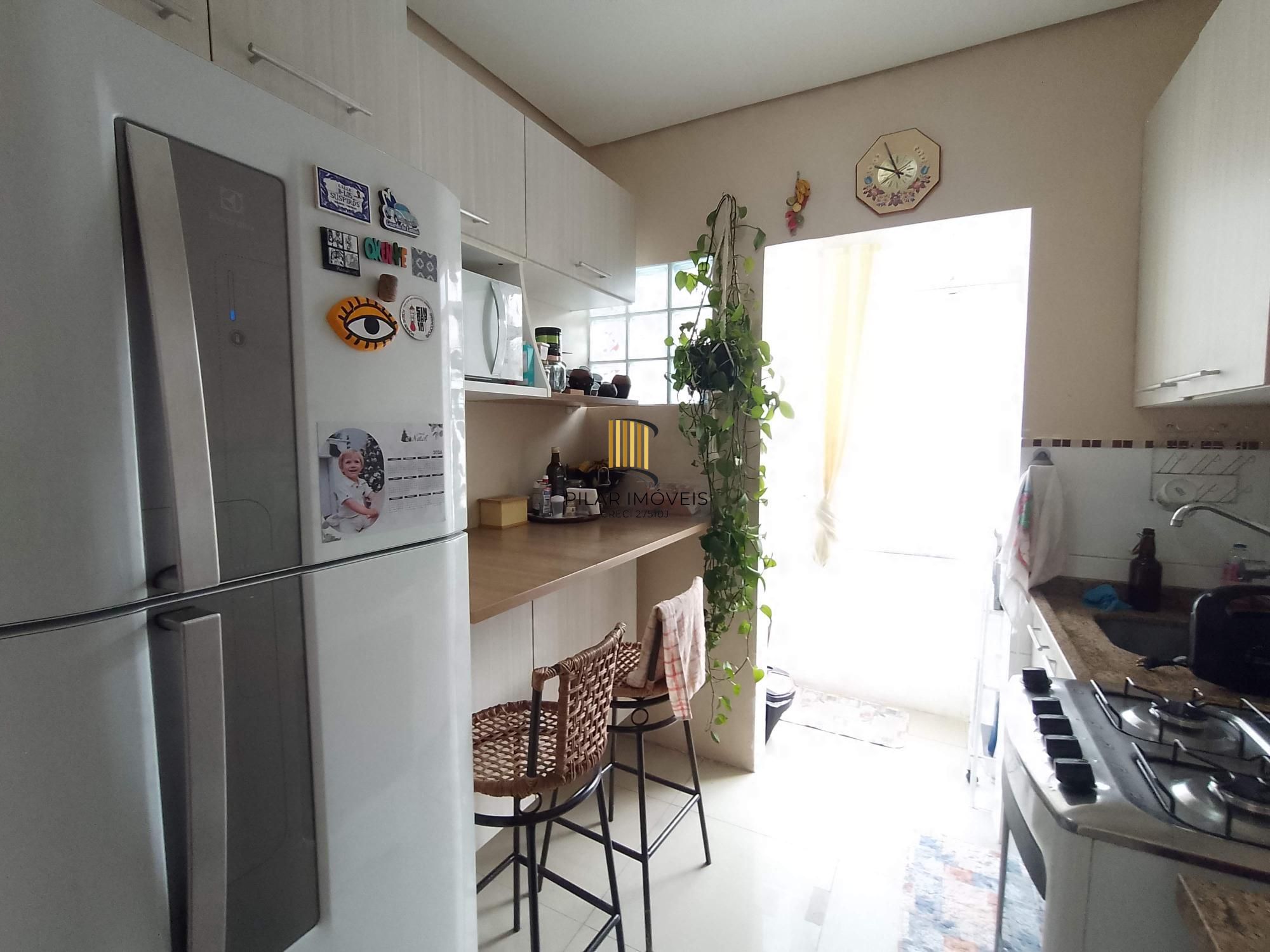 Apartamento 2 dormitórios com vaga e sacada perto da Redenção