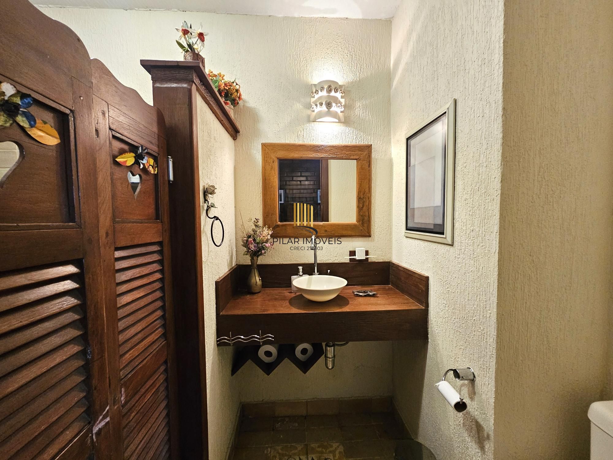 LINDA CASA NO BAIRRO GUARUJÁ - TERRENO COM 22 METROS DE FRENTE