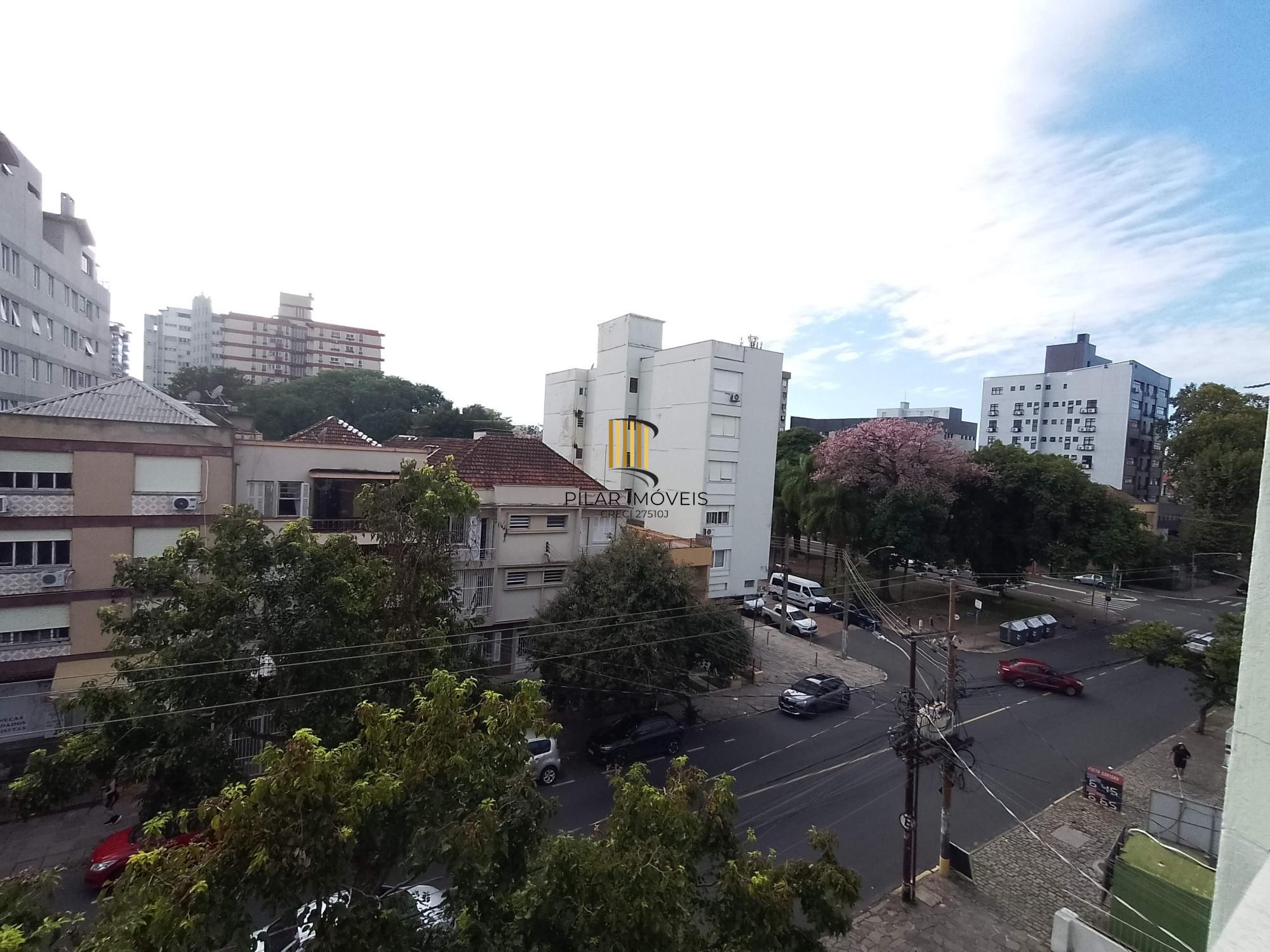 Apartamento 2 dormitórios com vaga e sacada perto da Redenção