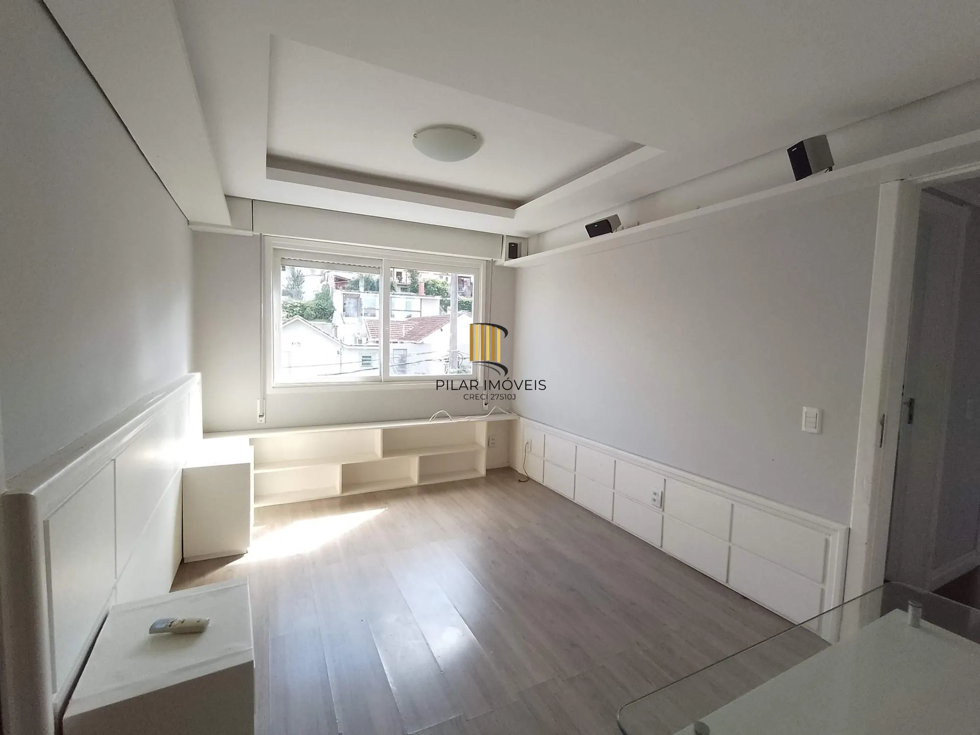 Apartamento 2 dormitórios com sacada e vaga perto da PUC