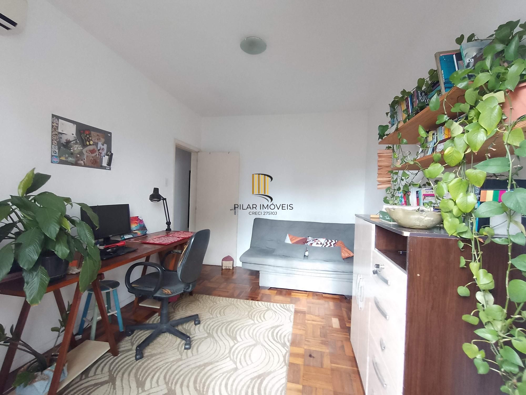 Apartamento 2 dormitórios com vaga e sacada perto da Redenção