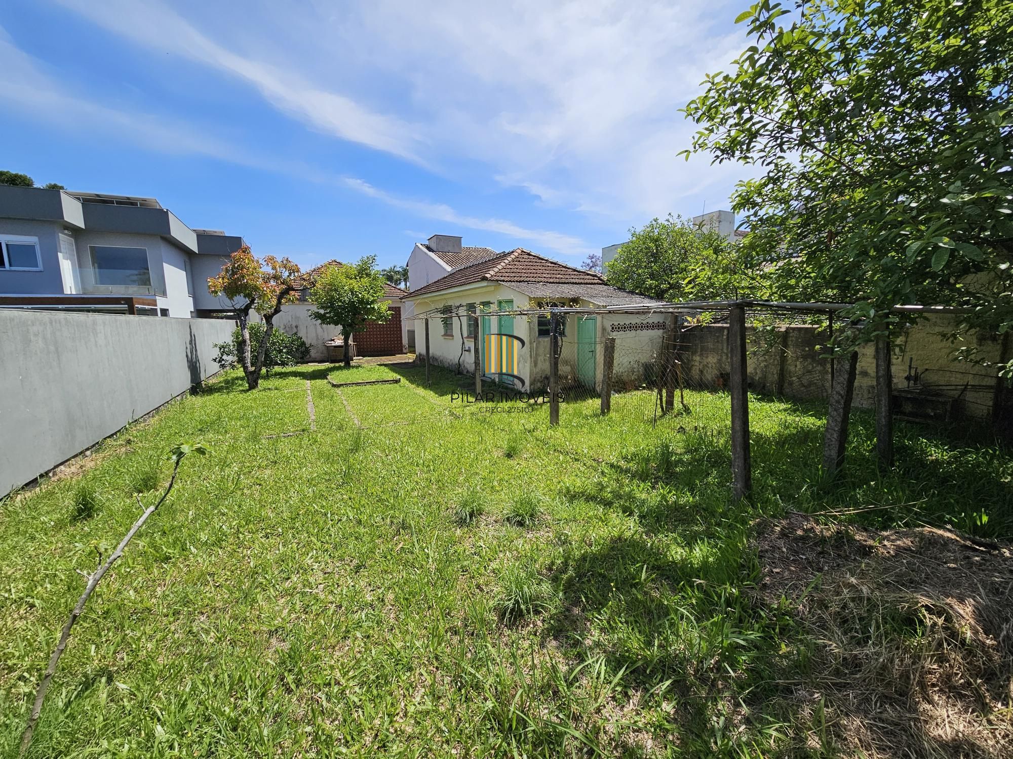 AMPLO TERRENO FRENTE NORTE NA MELHOR RUA DO BAIRRO TRISTEZA