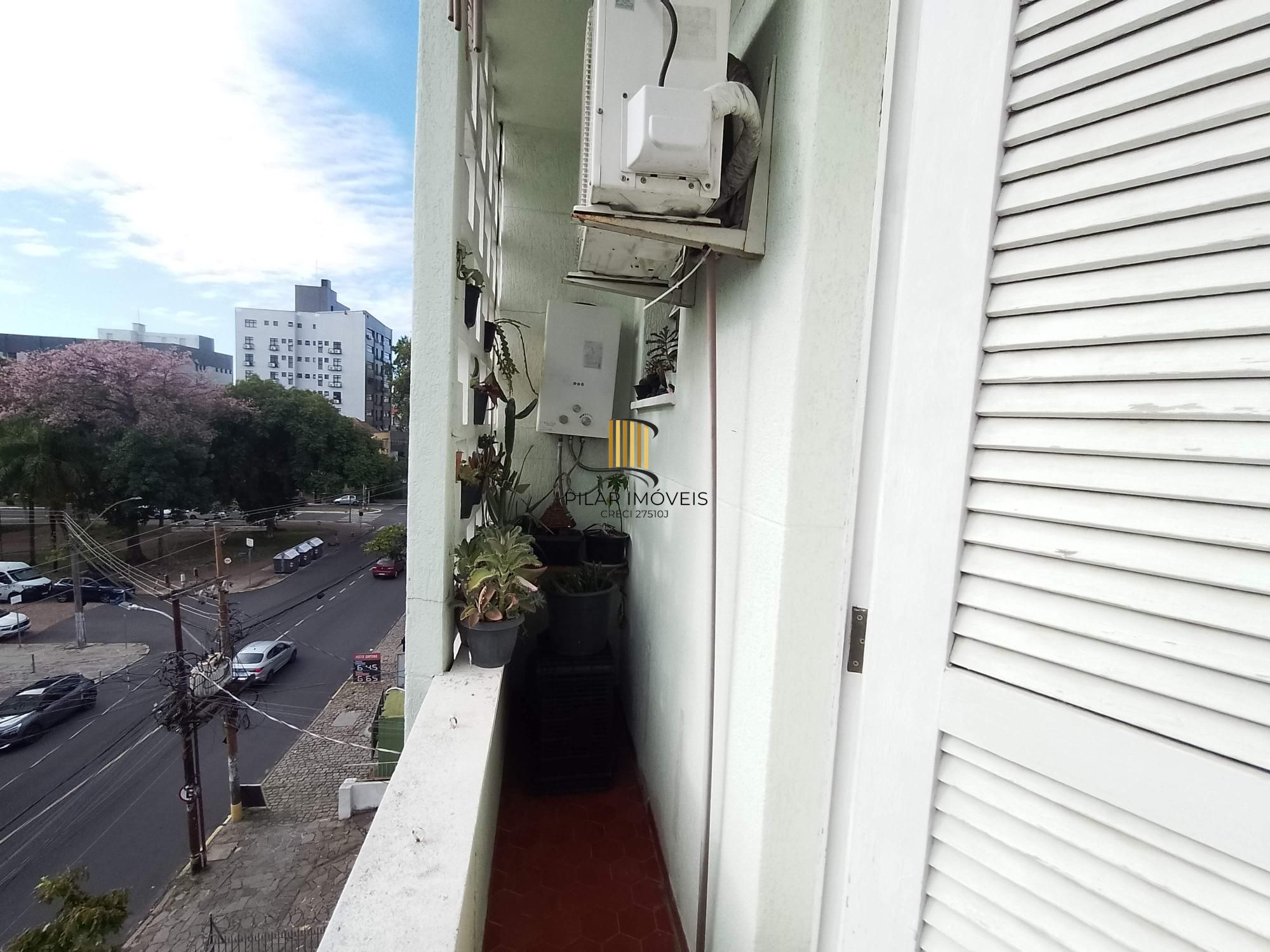 Apartamento 2 dormitórios com vaga e sacada perto da Redenção