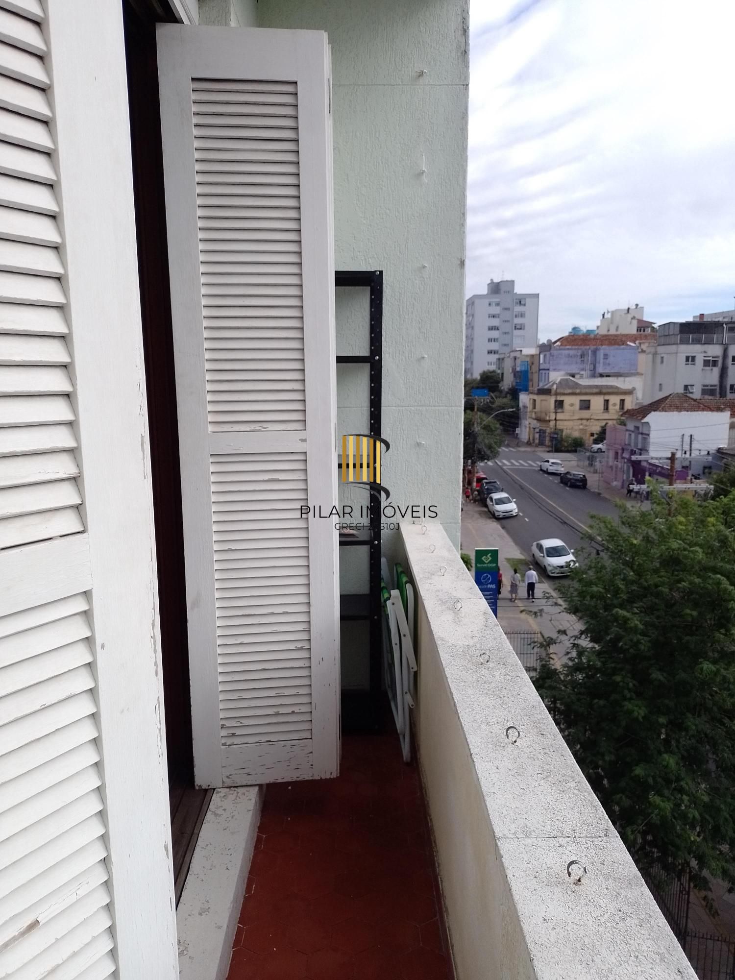 Apartamento 2 dormitórios com vaga e sacada perto da Redenção