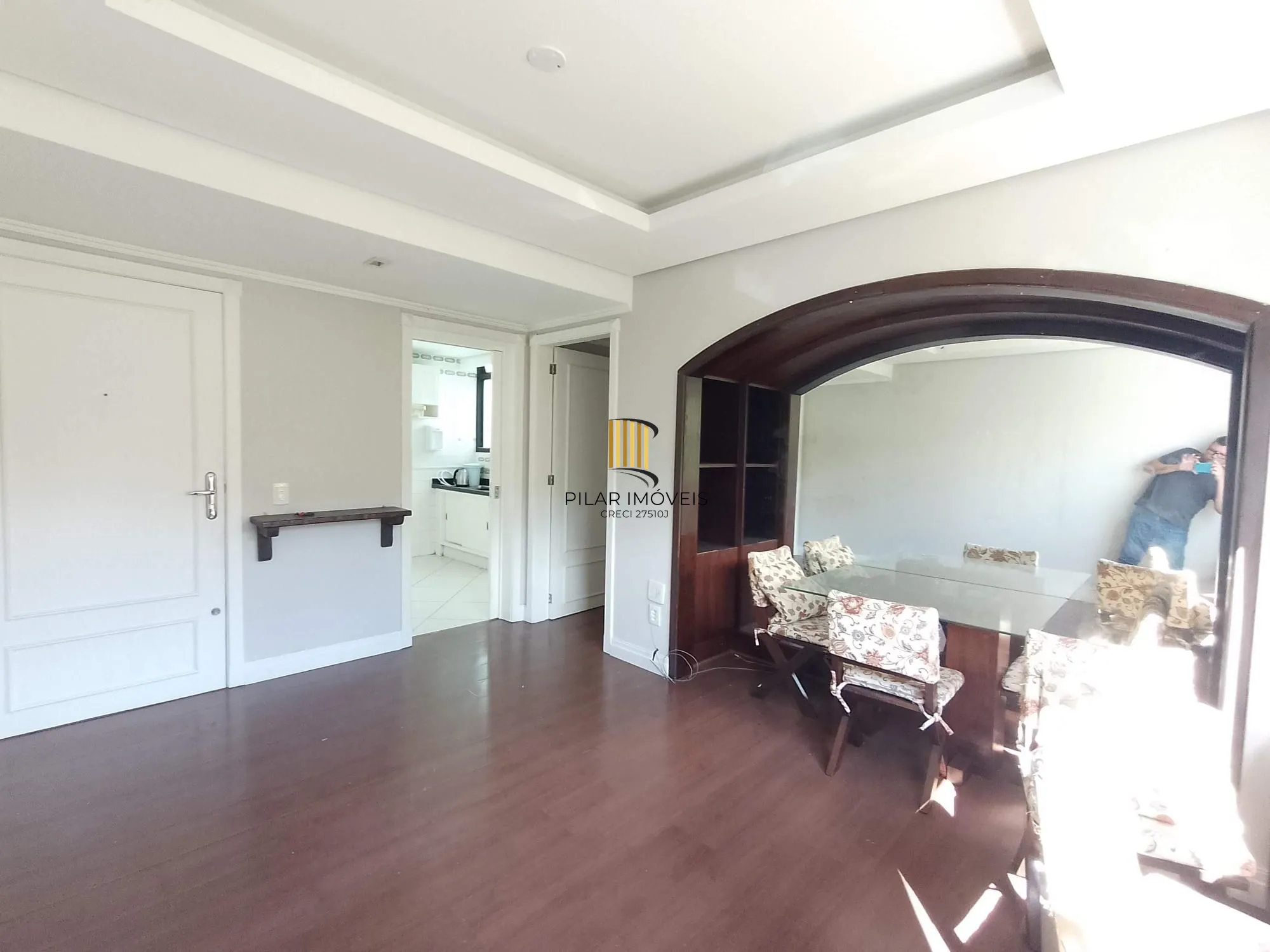 Apartamento 2 dormitórios com sacada e vaga perto da PUC