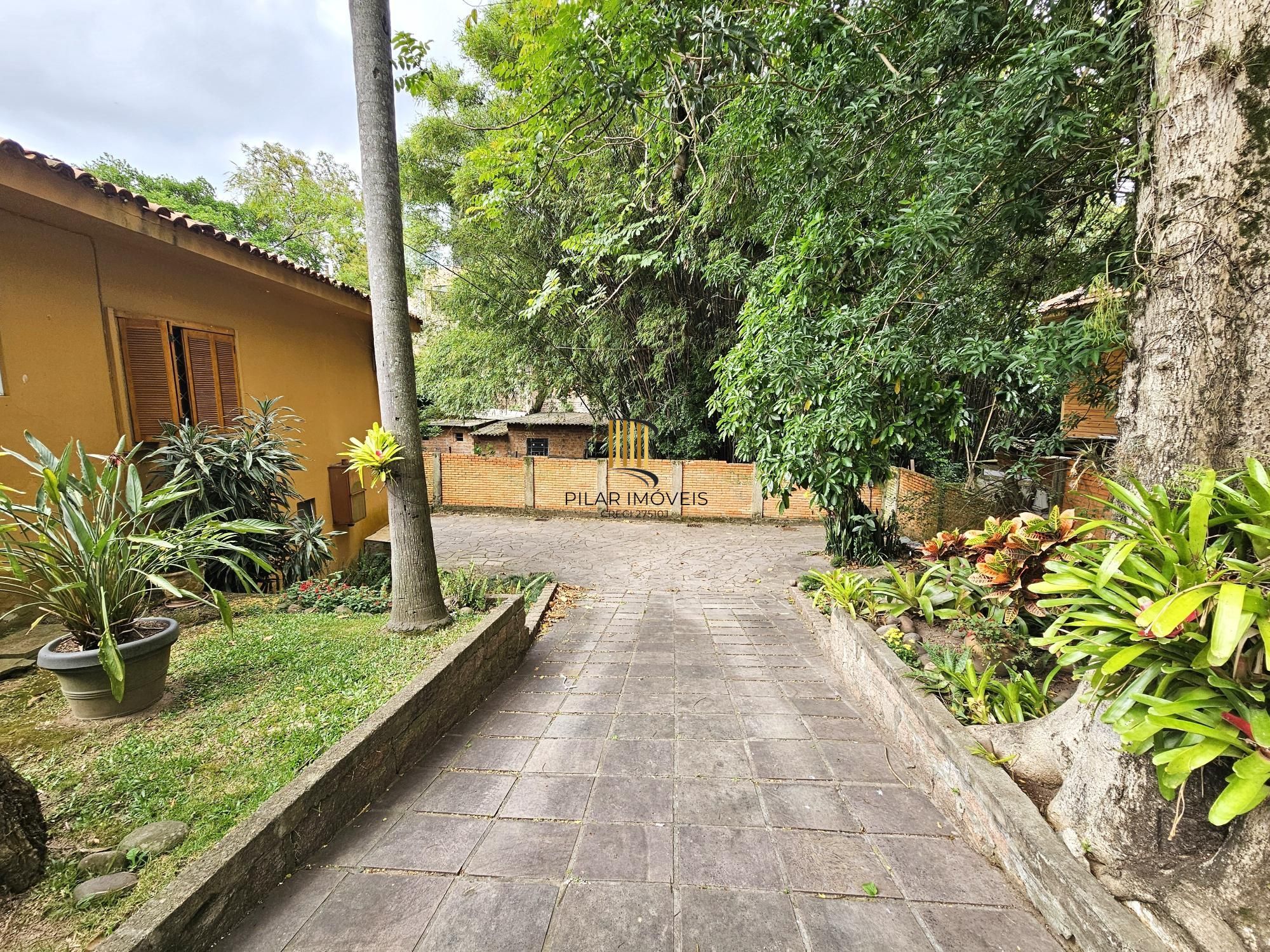 CASA COM 04 DORMITÓRIOS EM TERRENO DE QUASE 500M2