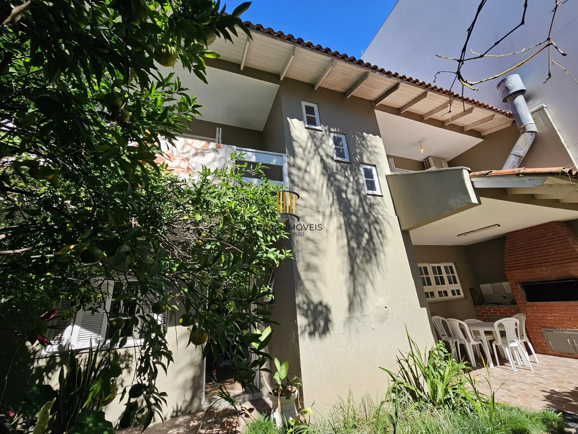 Casa  03 dormitórios  com suite e 02 vagas  no Bairro Mont Serrat