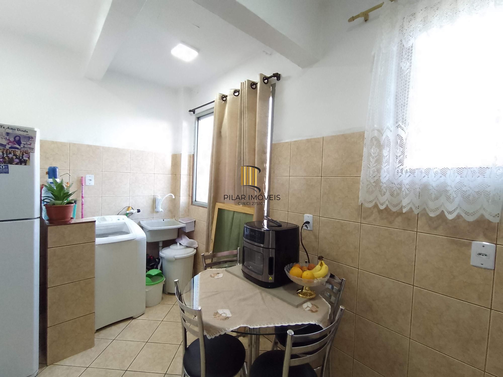 Apartamento 2 dormitórios reformado no Passo D'Areia