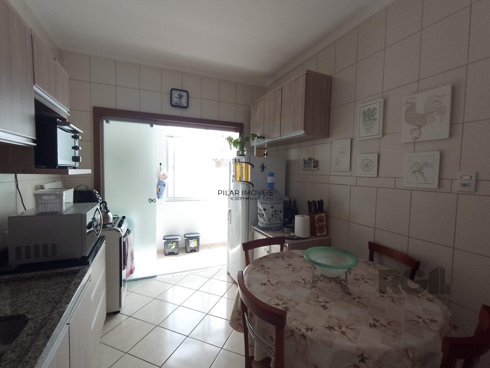 Apartamento 2 dormitórios com vaga e sacada no Menino Deus