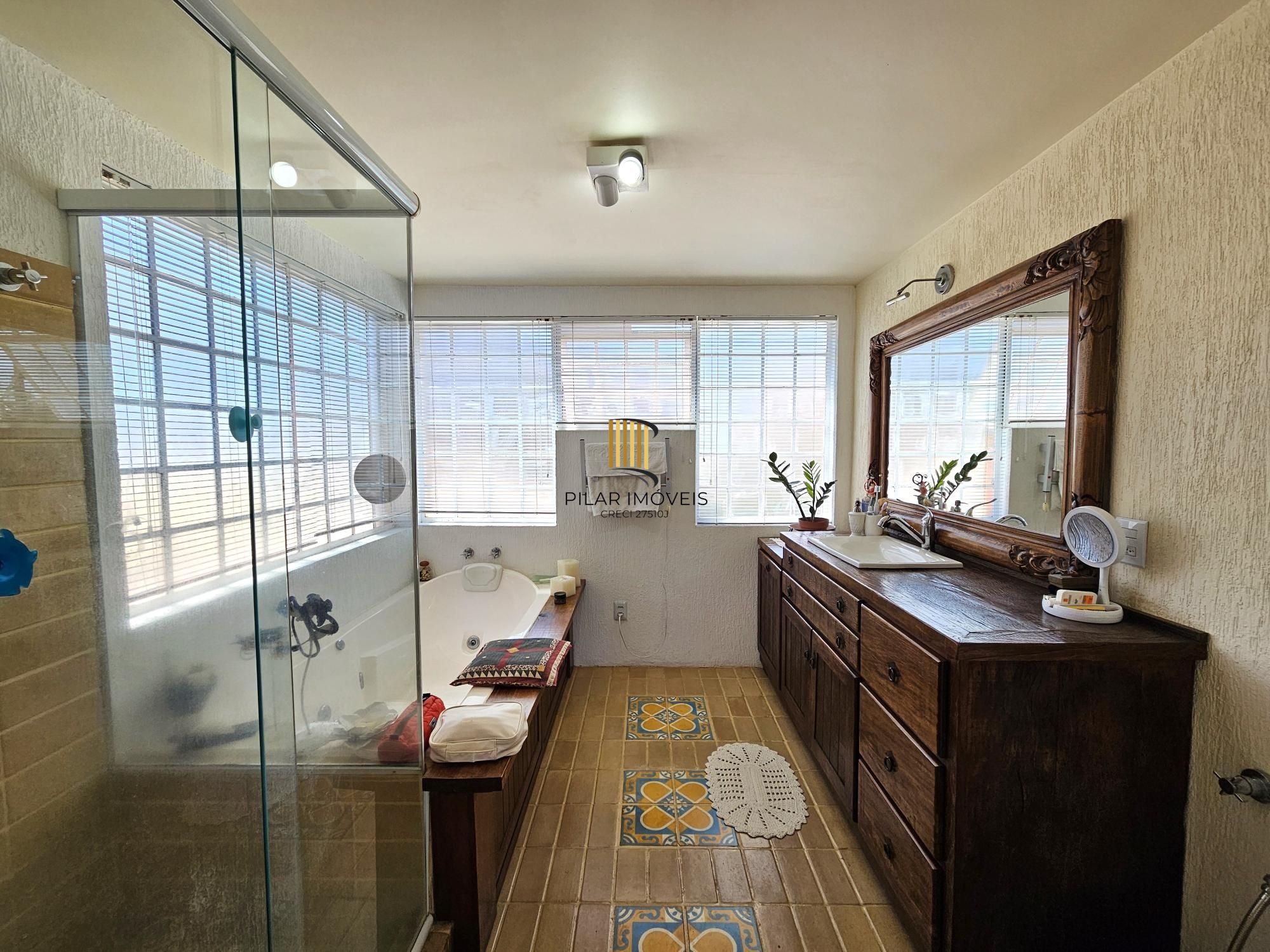 LINDA CASA NO BAIRRO GUARUJÁ - TERRENO COM 22 METROS DE FRENTE