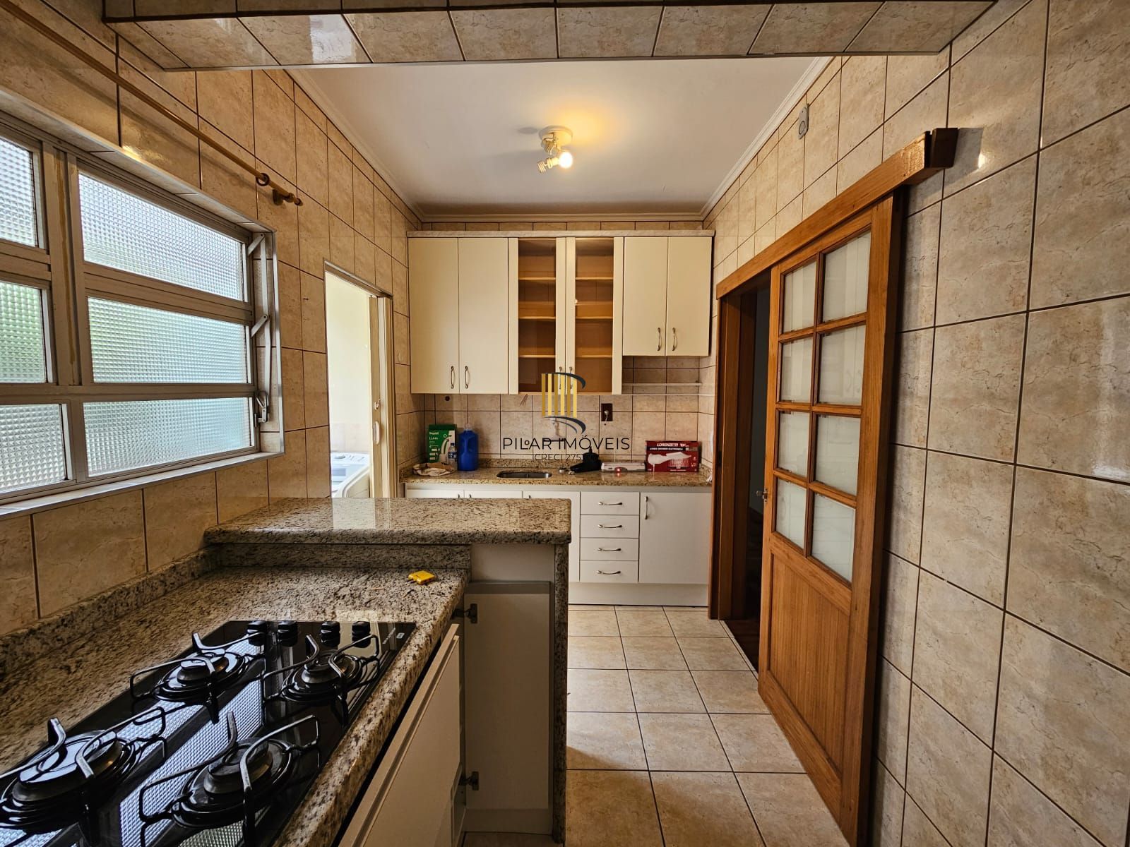 Apartamento 2 dormitórios com sacada a poucos metros da Redenção