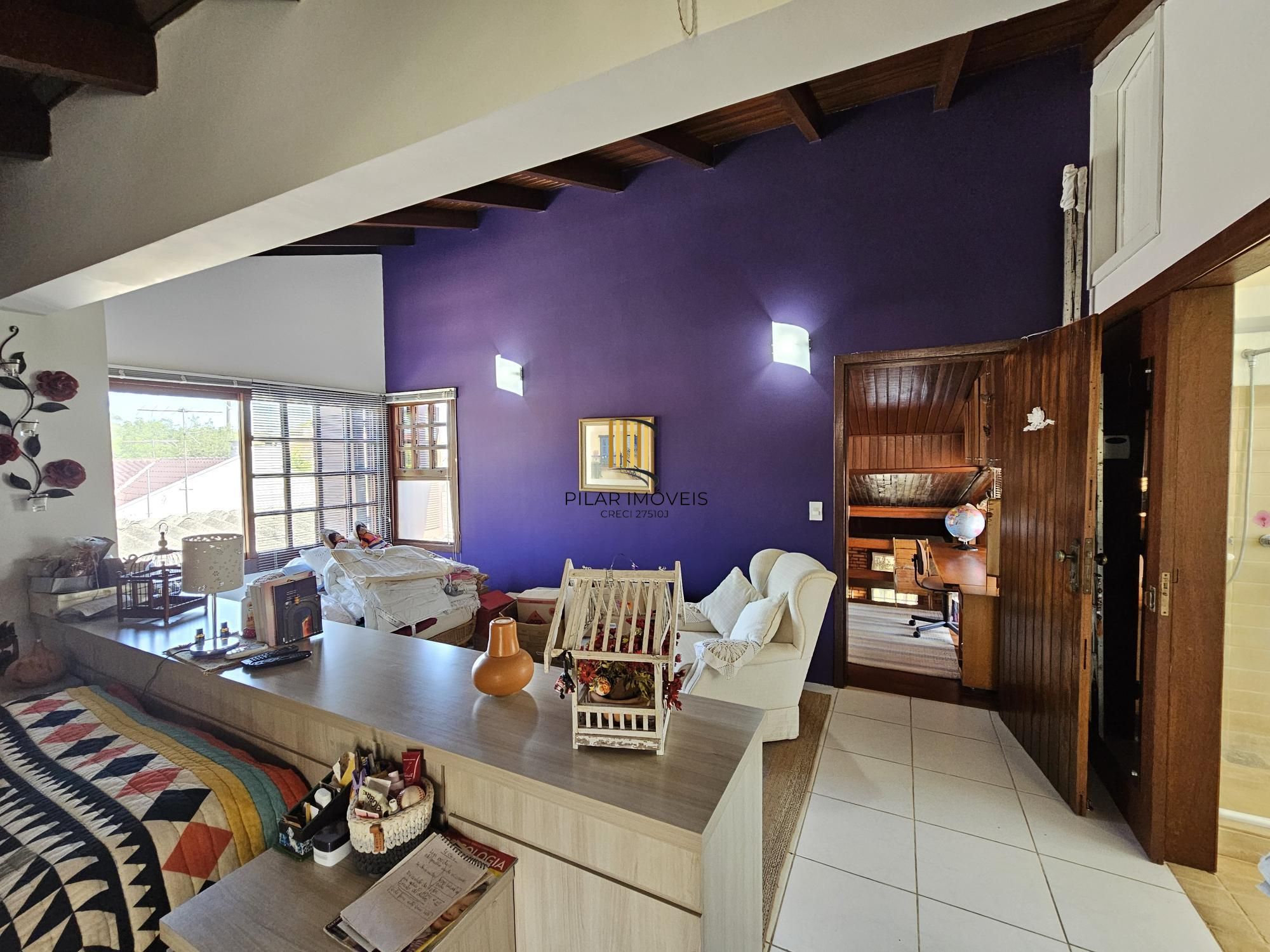 LINDA CASA NO BAIRRO GUARUJÁ - TERRENO COM 22 METROS DE FRENTE