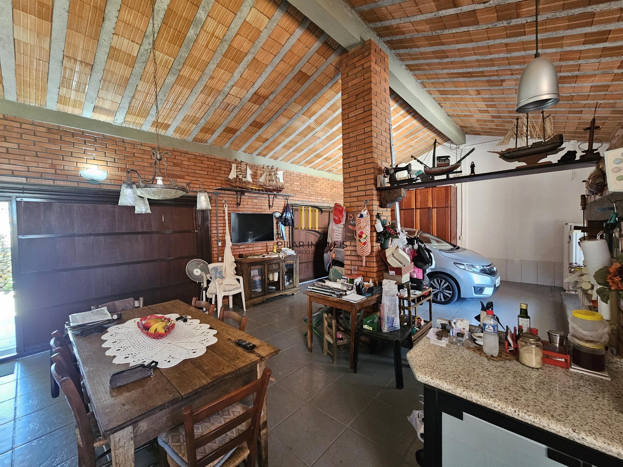 LINDA CASA NO BAIRRO GUARUJÁ - TERRENO COM 22 METROS DE FRENTE