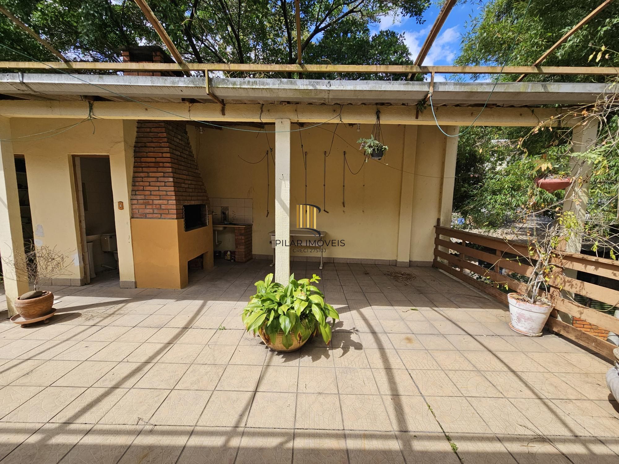 CASA COM 04 DORMITÓRIOS EM TERRENO DE QUASE 500M2