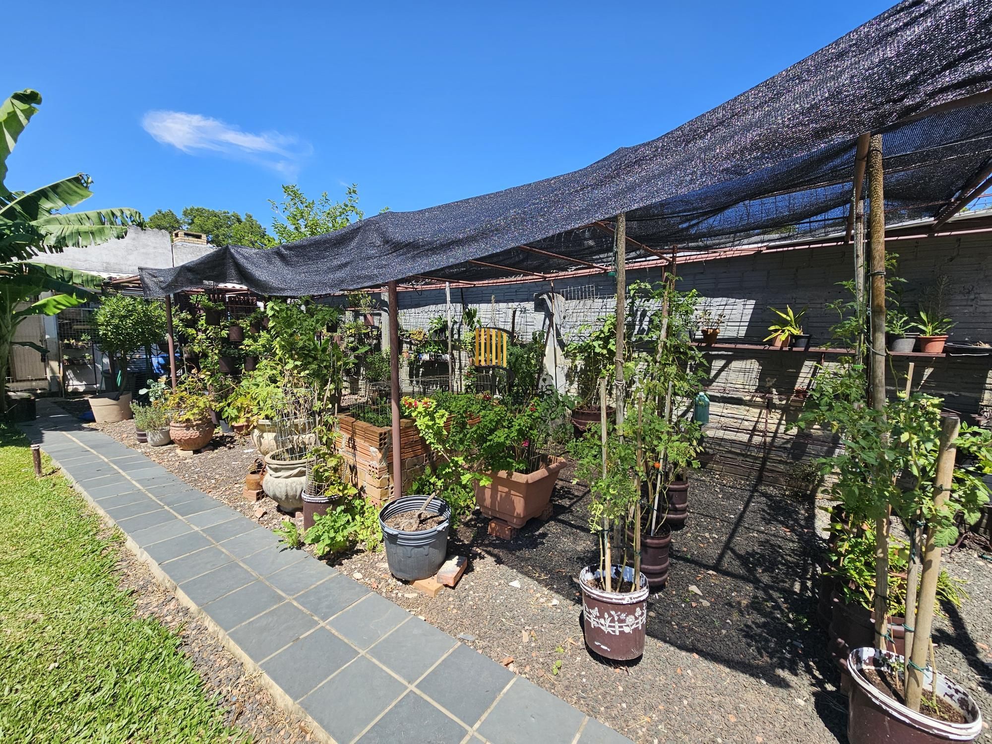 LINDA CASA NO BAIRRO GUARUJÁ - TERRENO COM 22 METROS DE FRENTE