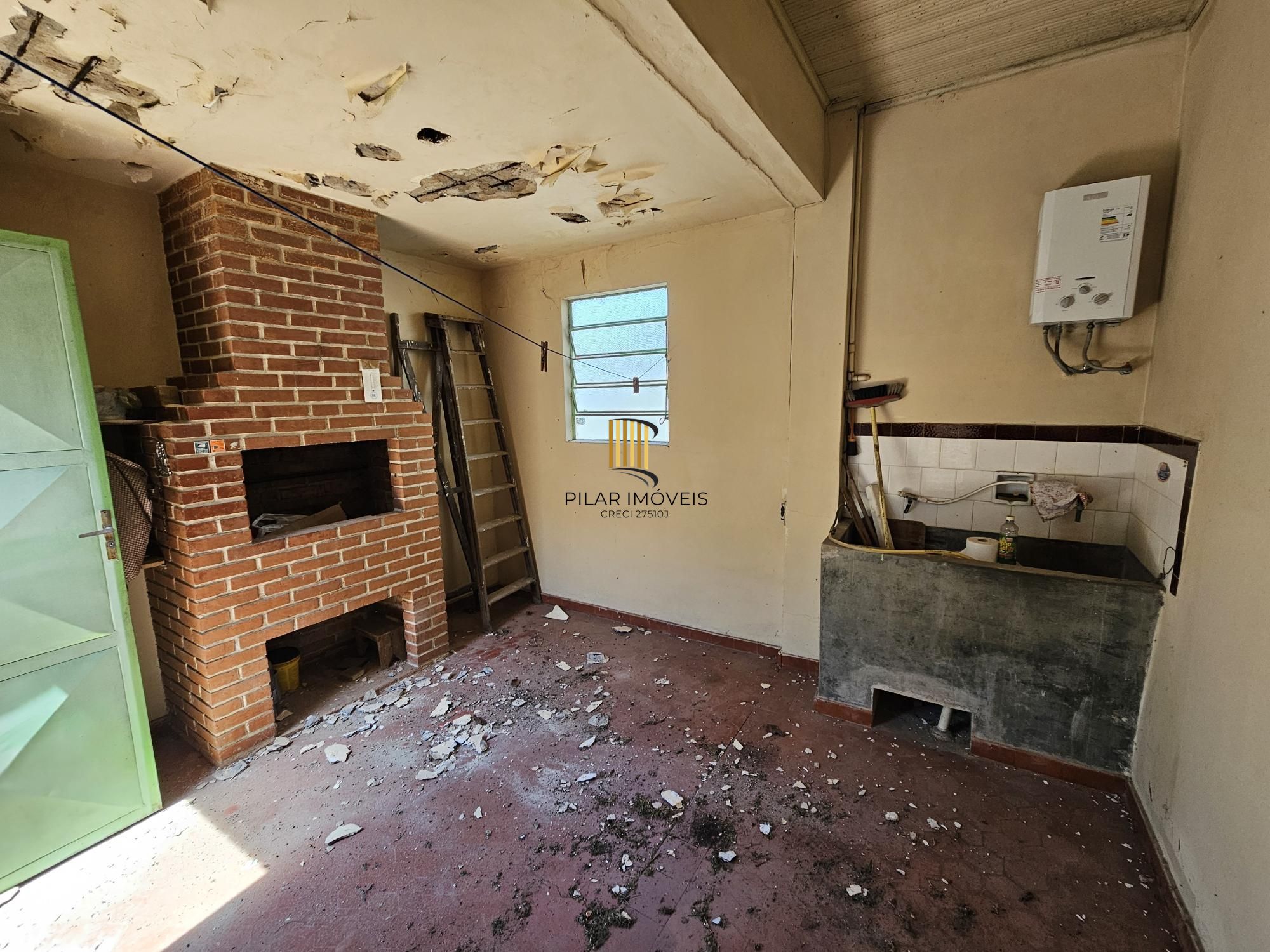 AMPLO TERRENO FRENTE NORTE NA MELHOR RUA DO BAIRRO TRISTEZA