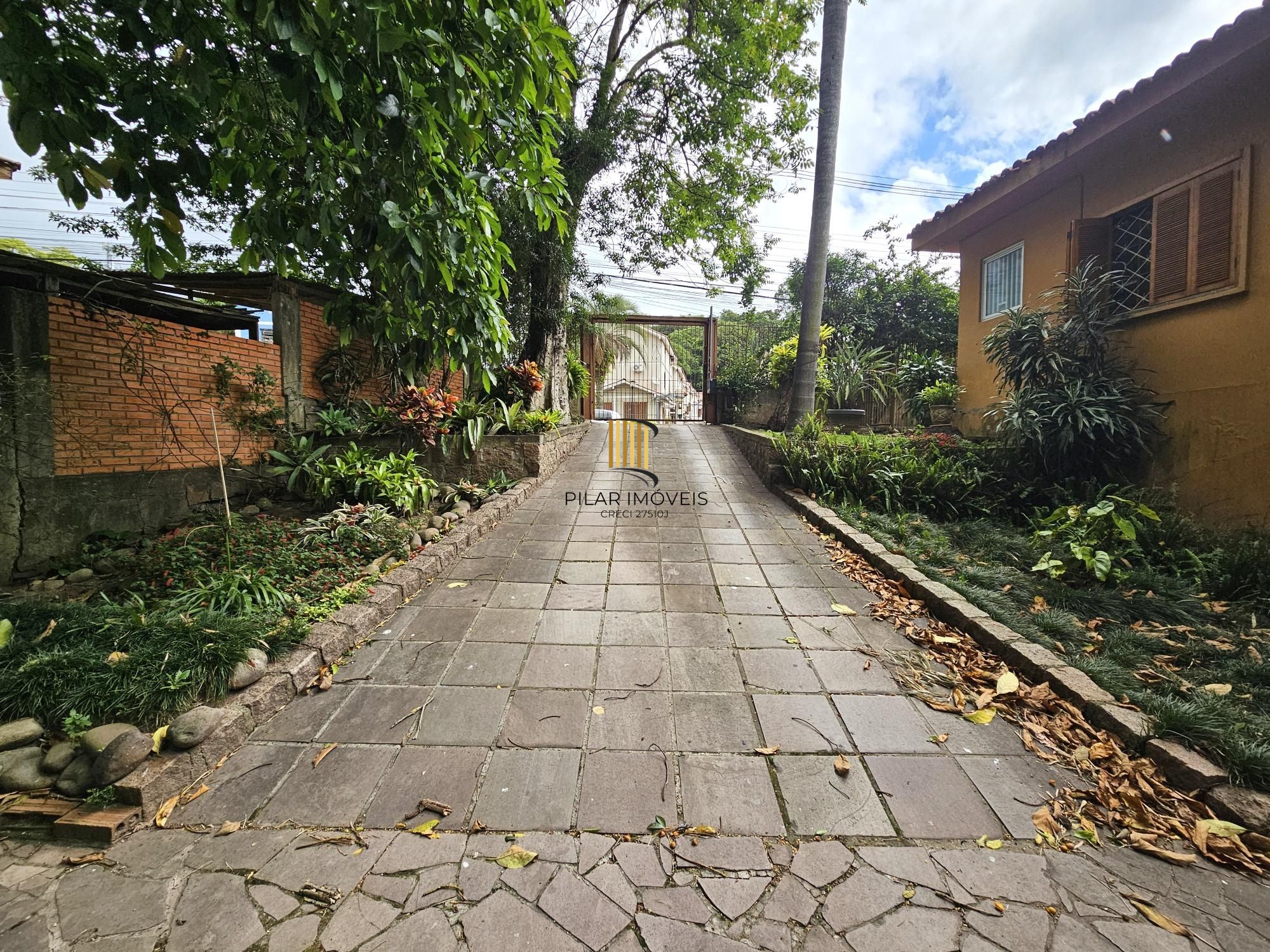 CASA COM 04 DORMITÓRIOS EM TERRENO DE QUASE 500M2