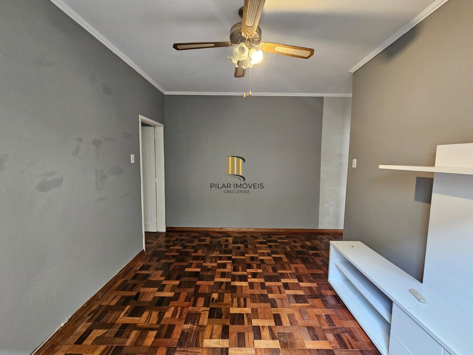 Apartamento 2 dormitórios com sacada a poucos metros da Redenção