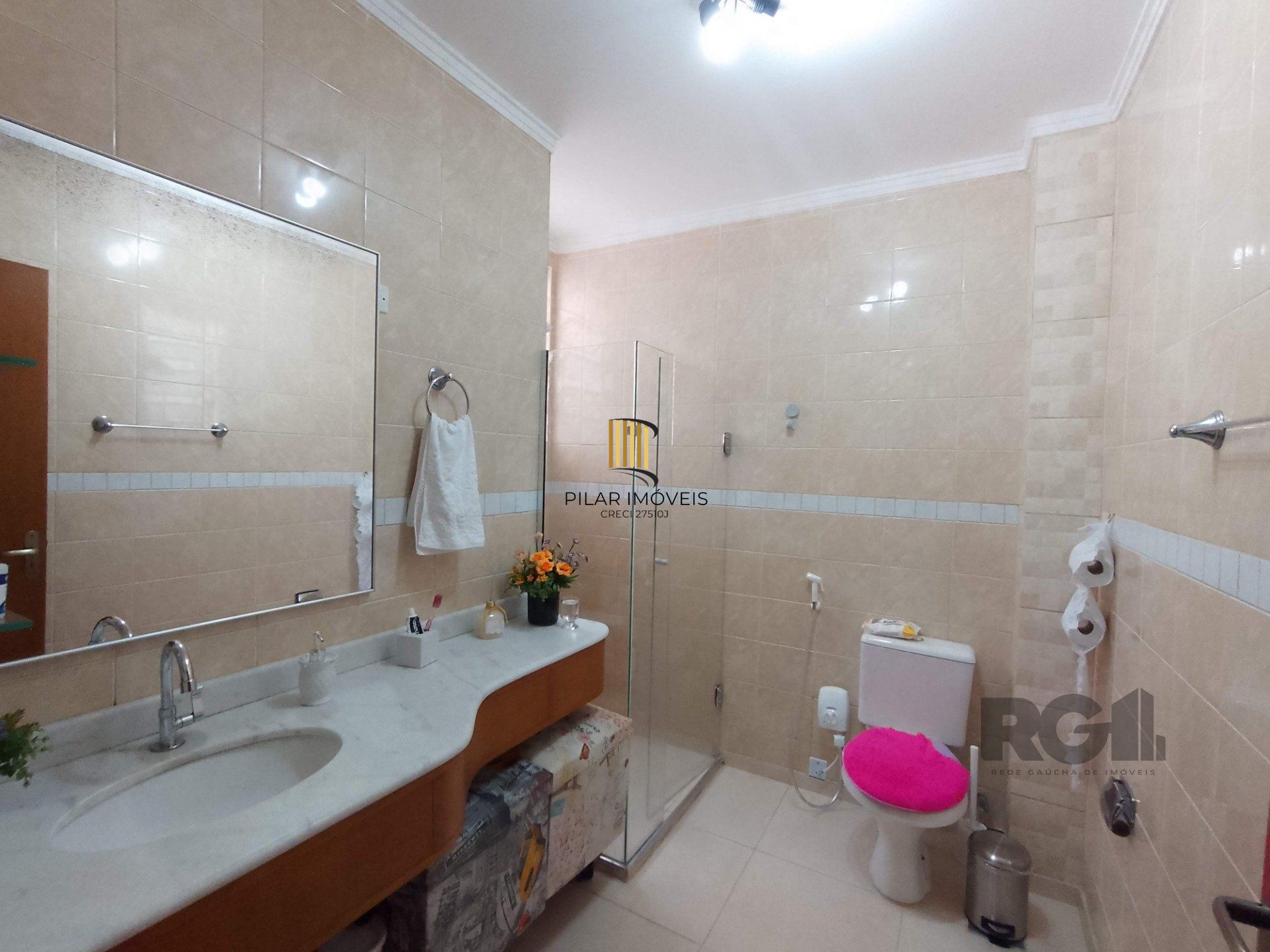 Apartamento 2 dormitórios com vaga e sacada no Menino Deus