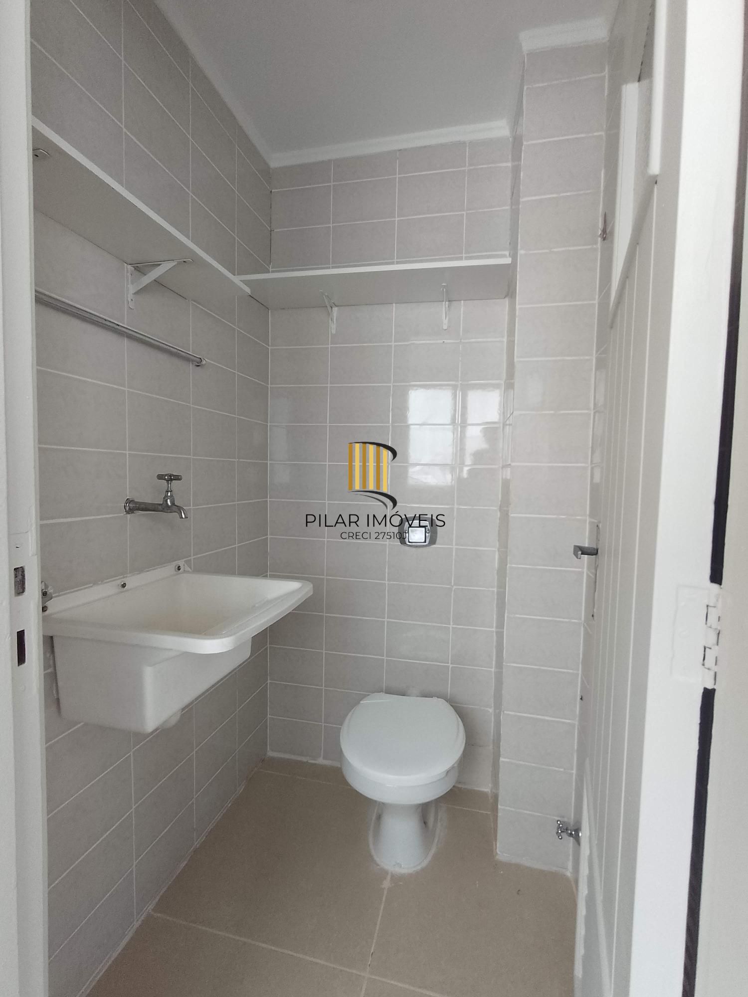 Apartamento 2 dormitórios com dependência e vaga coberta no bairro Santana