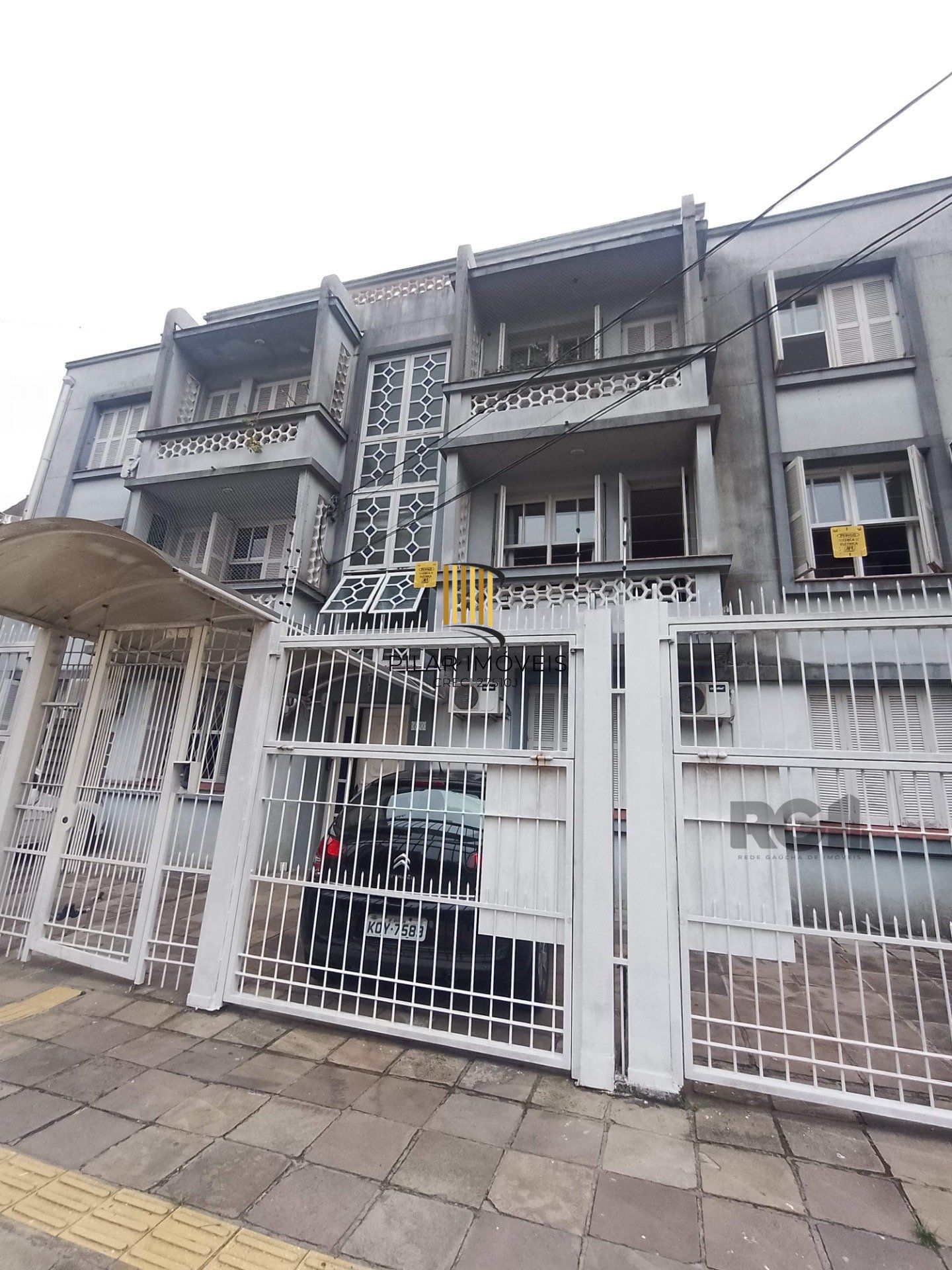 Apartamento 2 dormitórios com vaga e sacada no Menino Deus