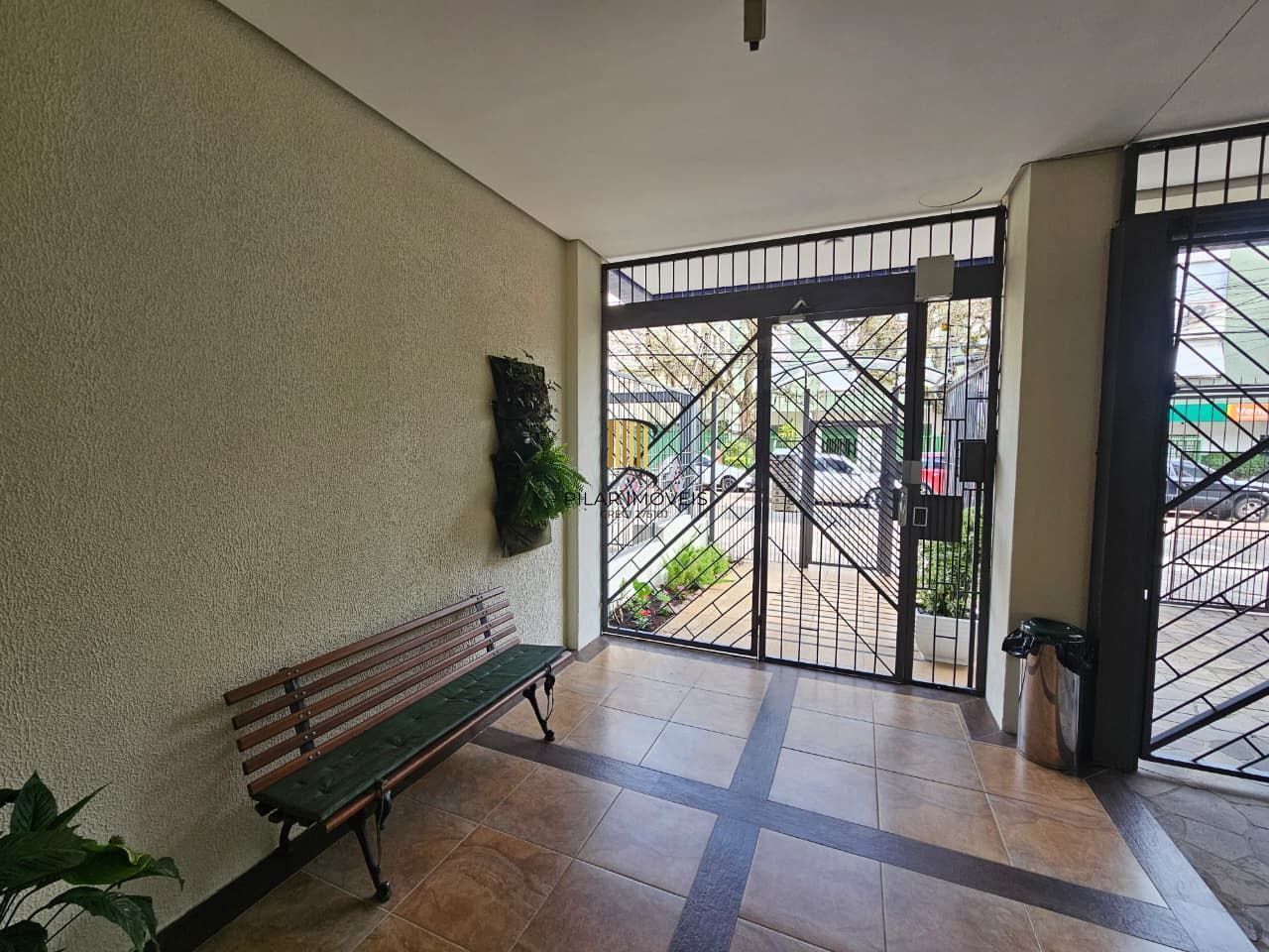 Apartamento 2 dormitórios com sacada e churrasqueira no Bom Fim