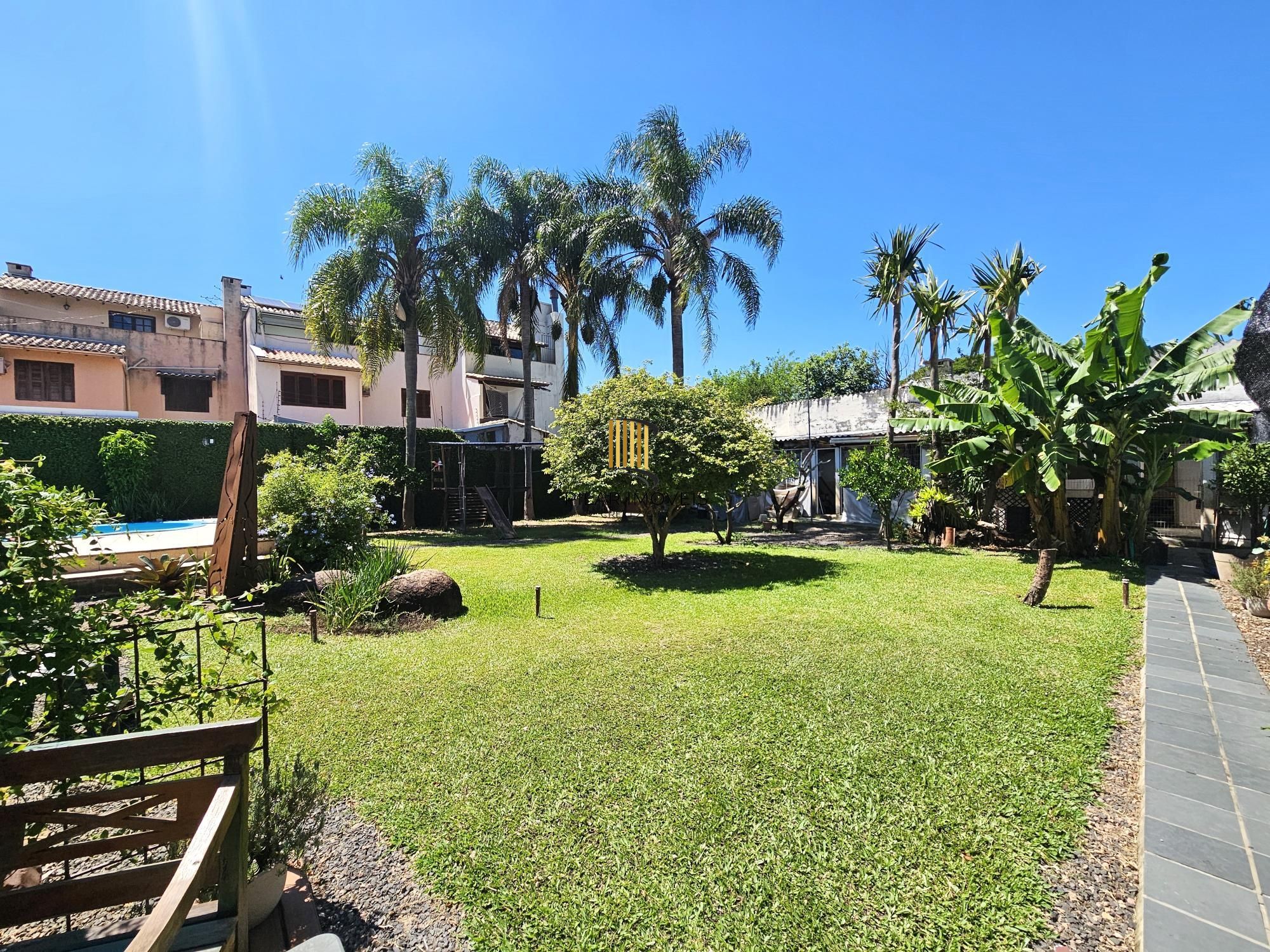 LINDA CASA NO BAIRRO GUARUJÁ - TERRENO COM 22 METROS DE FRENTE