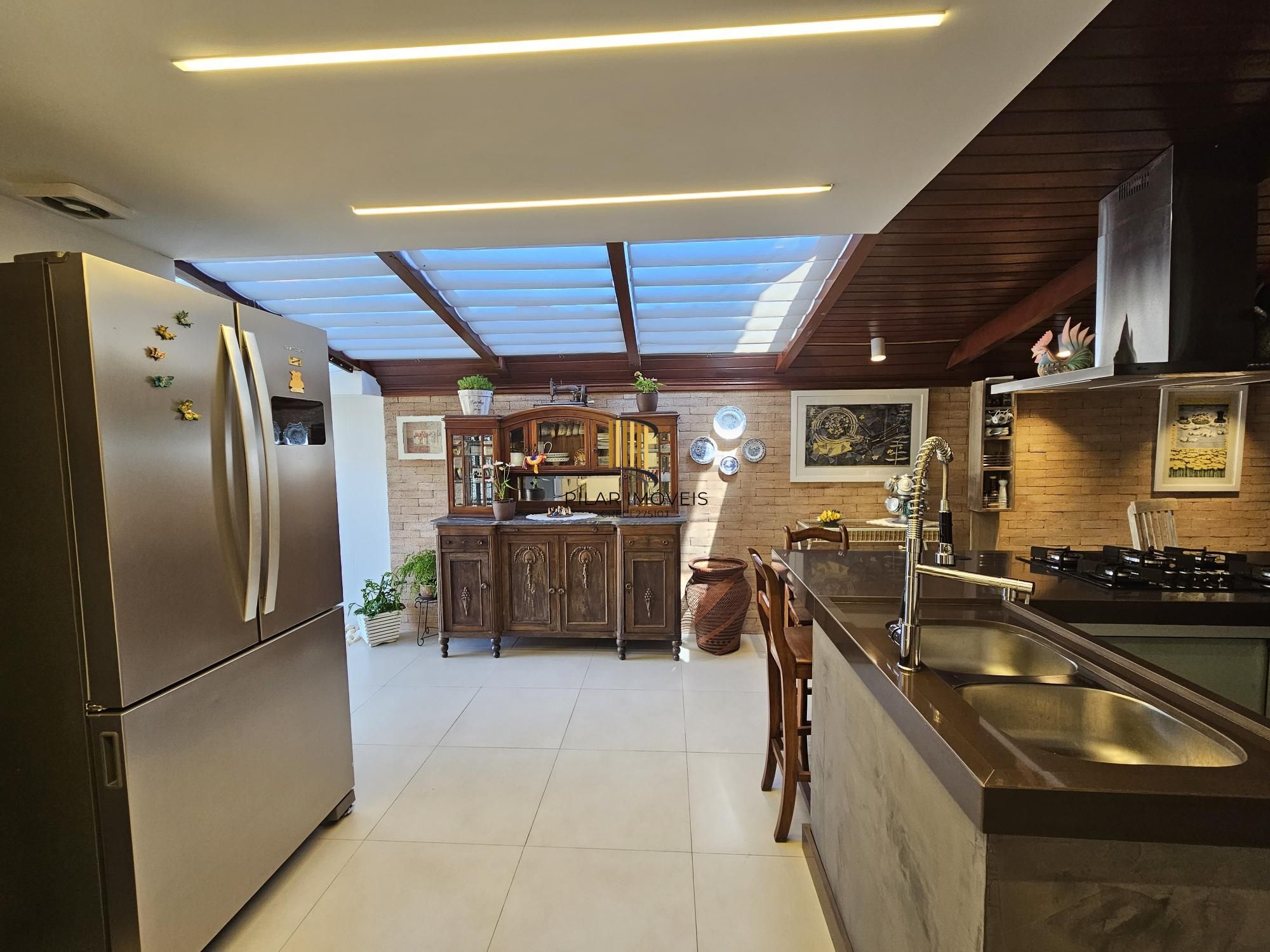 LINDA CASA NO BAIRRO GUARUJÁ - TERRENO COM 22 METROS DE FRENTE