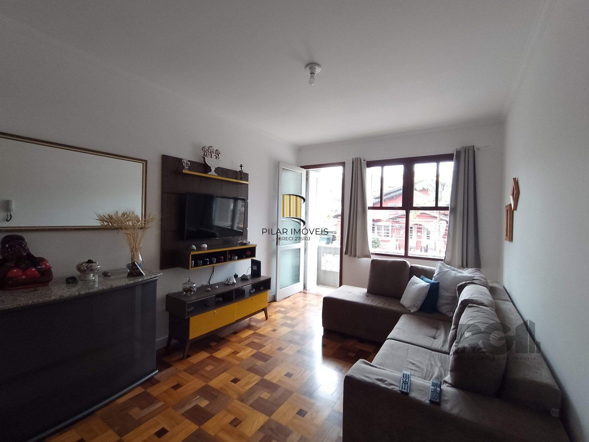 Apartamento 2 dormitórios com vaga e sacada no Menino Deus
