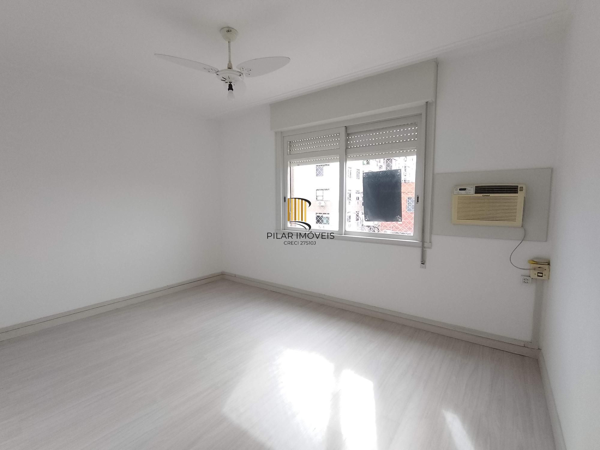 Apartamento 2 dormitórios com dependência e vaga coberta no bairro Santana