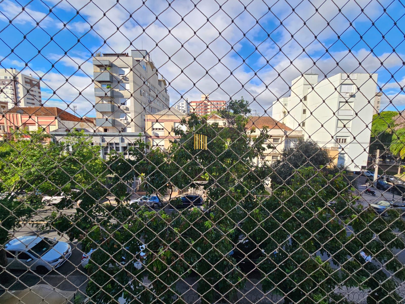 Apartamento 2 dormitórios com sacada a poucos metros da Redenção