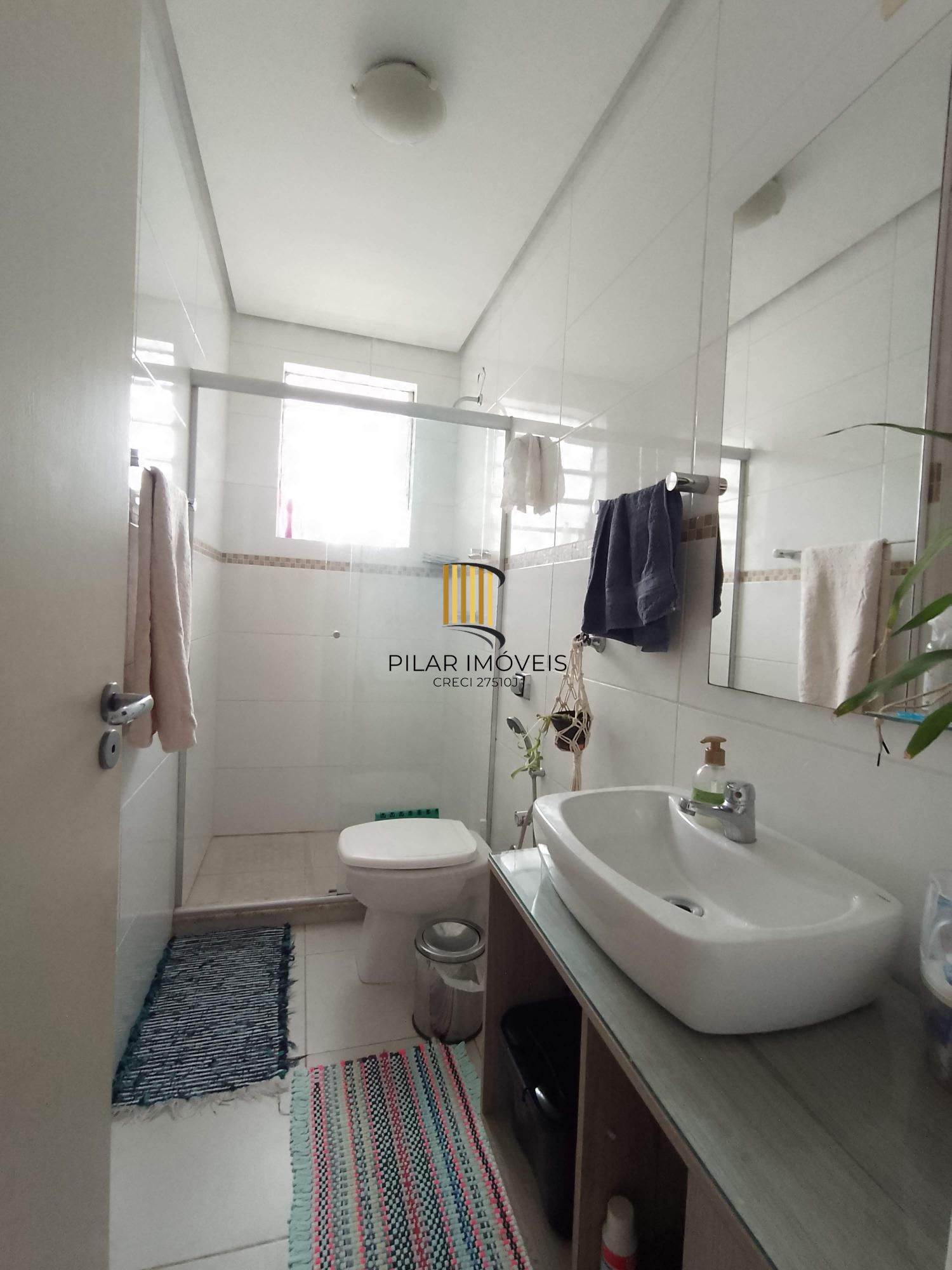 Apartamento 2 dormitórios com vaga e sacada perto da Redenção