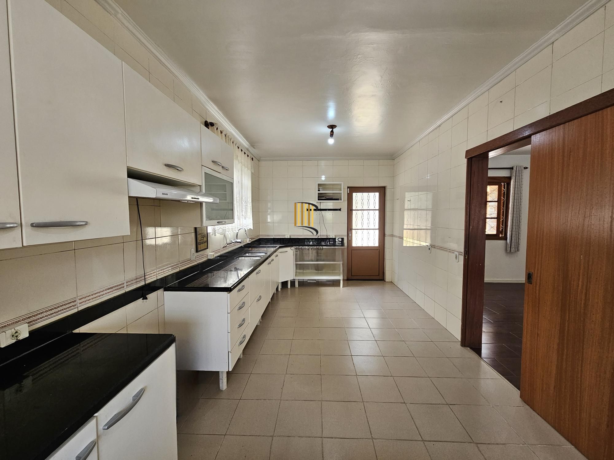 CASA COM 04 DORMITÓRIOS EM TERRENO DE QUASE 500M2