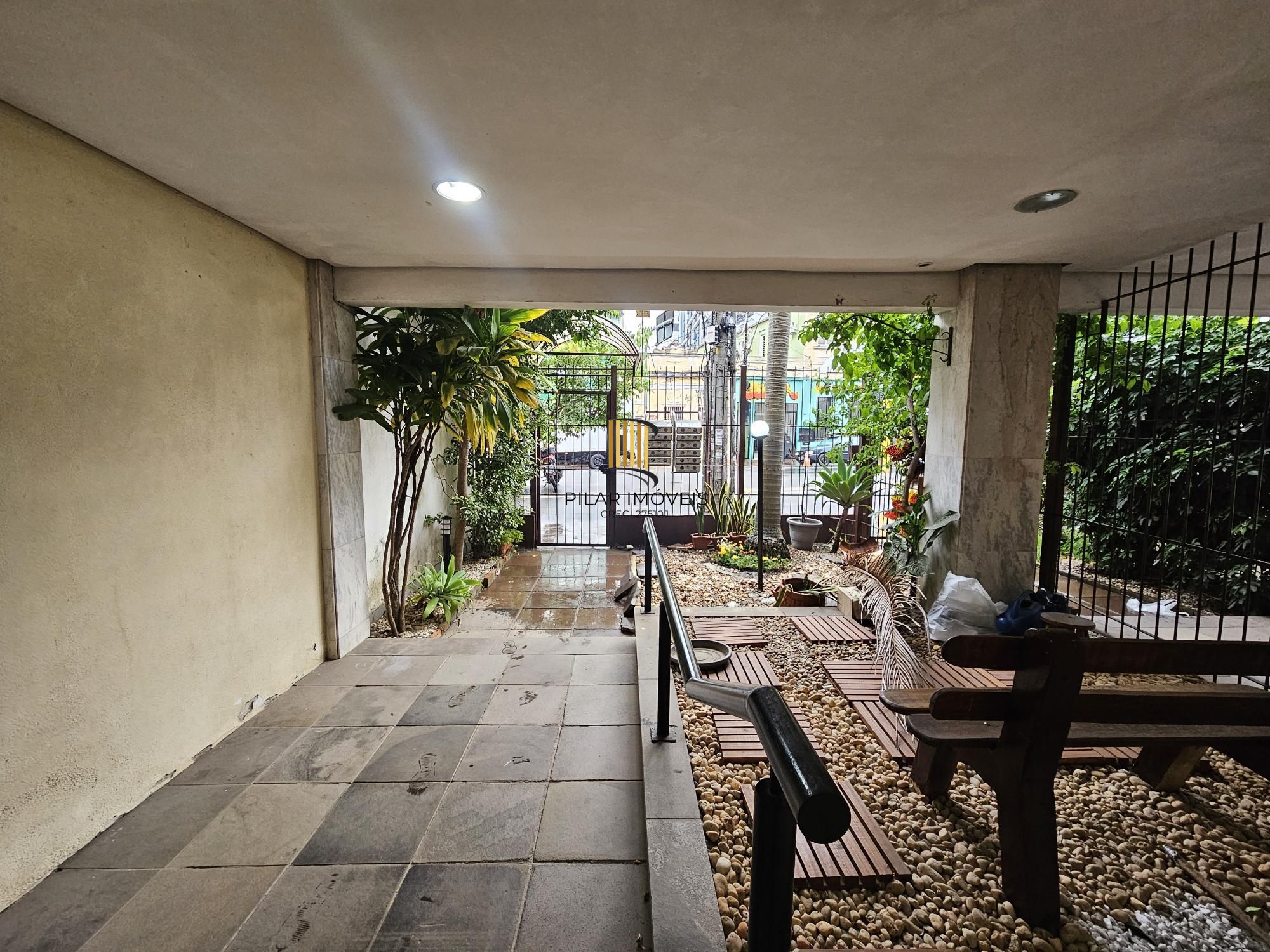 CIDADE BAIXA COM SACADA E VAGA DE GARAGEM