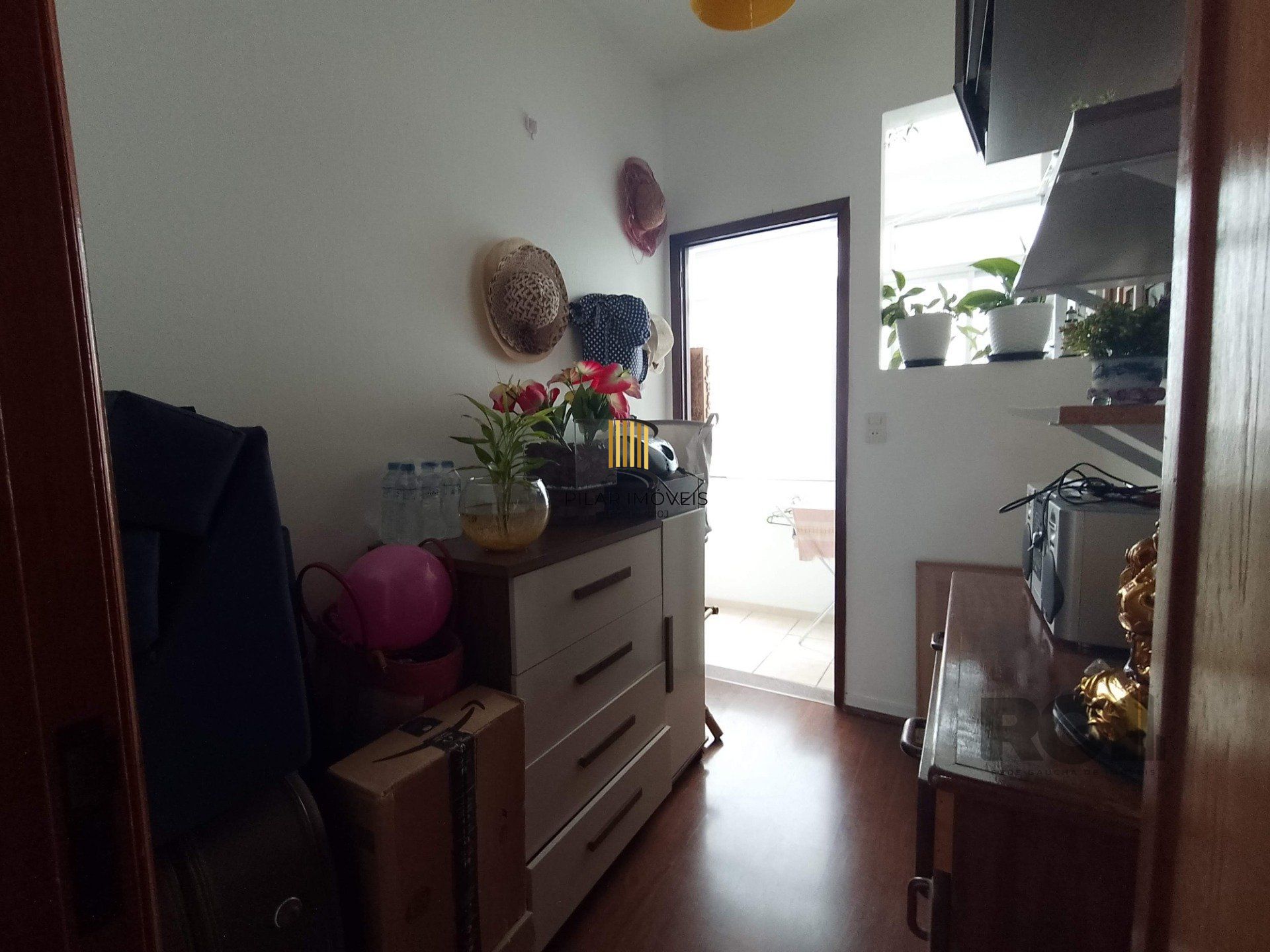 Apartamento 2 dormitórios com vaga e sacada no Menino Deus