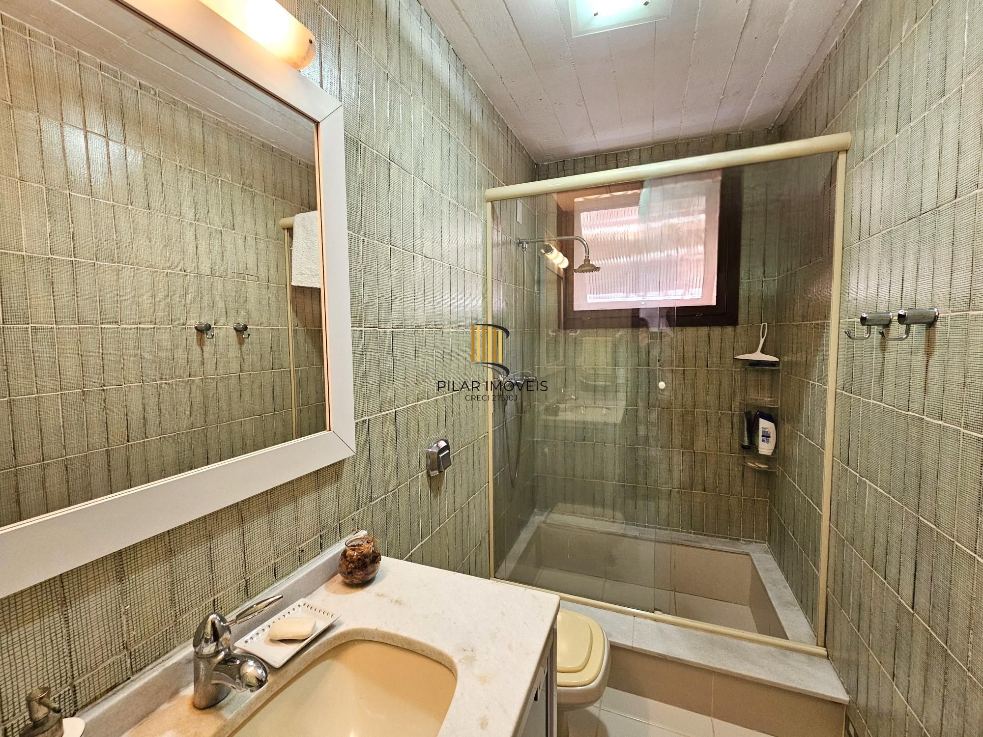 LINDA CASA NO BAIRRO GUARUJÁ - TERRENO COM 22 METROS DE FRENTE