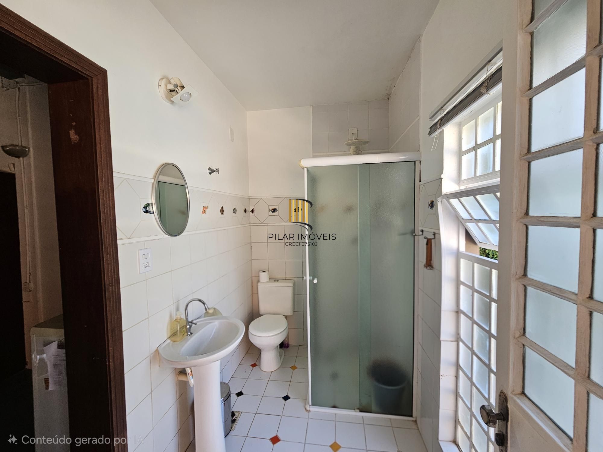 LINDA CASA NO BAIRRO GUARUJÁ - TERRENO COM 22 METROS DE FRENTE