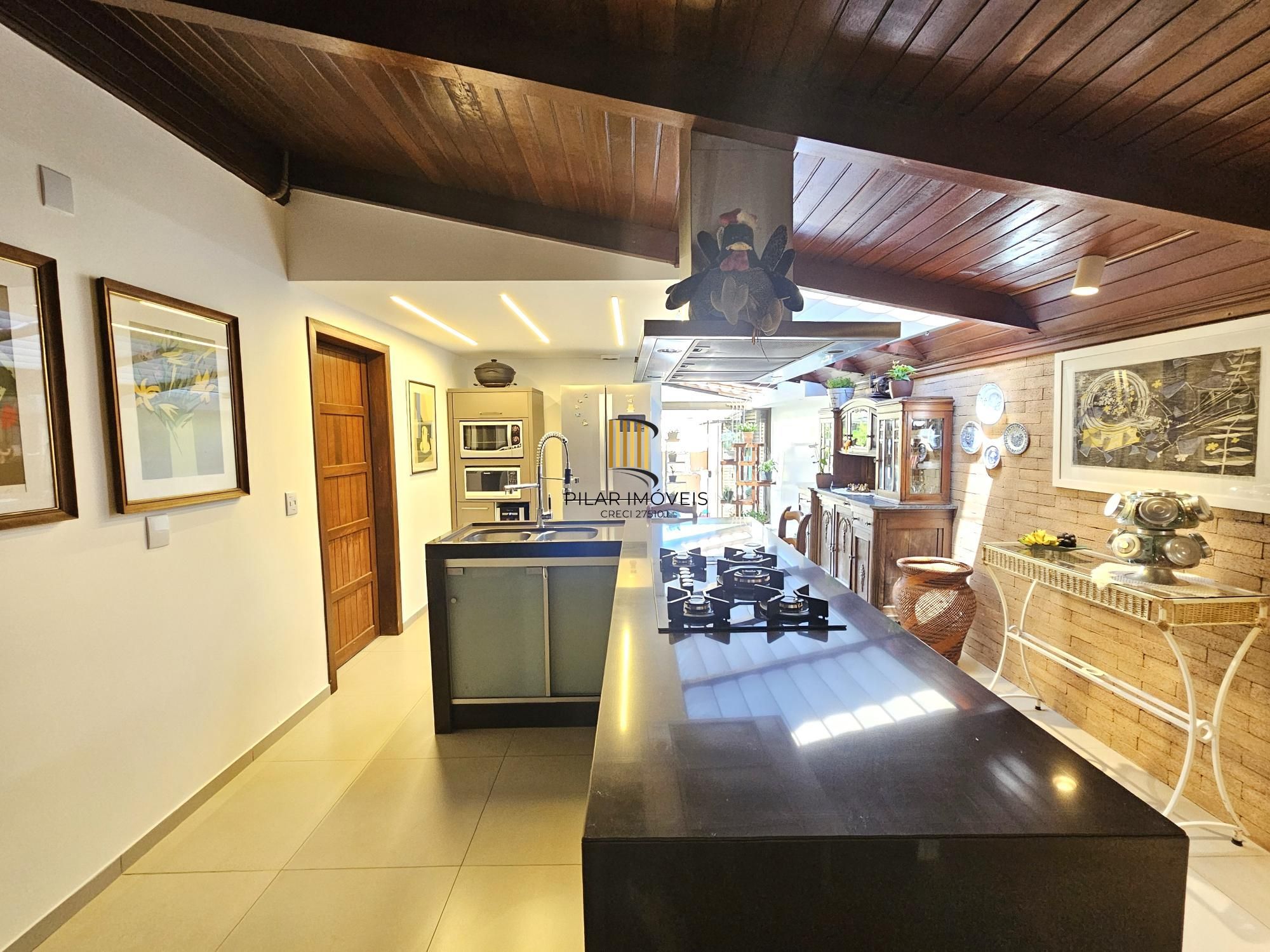 LINDA CASA NO BAIRRO GUARUJÁ - TERRENO COM 22 METROS DE FRENTE