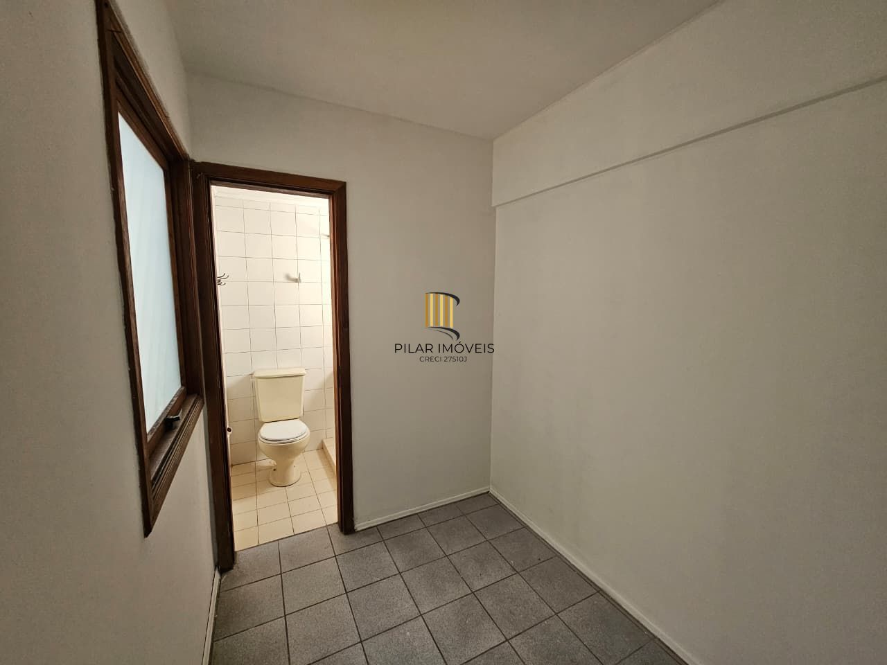 Apartamento 2 dormitórios com sacada e churrasqueira no Bom Fim