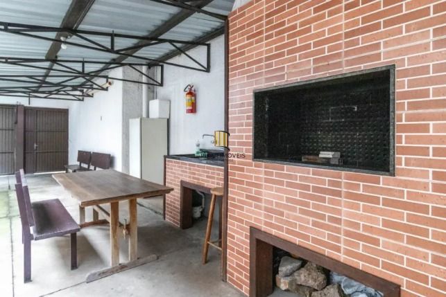 Apartamento 2 dormitórios com dependência e vaga coberta no bairro Santana