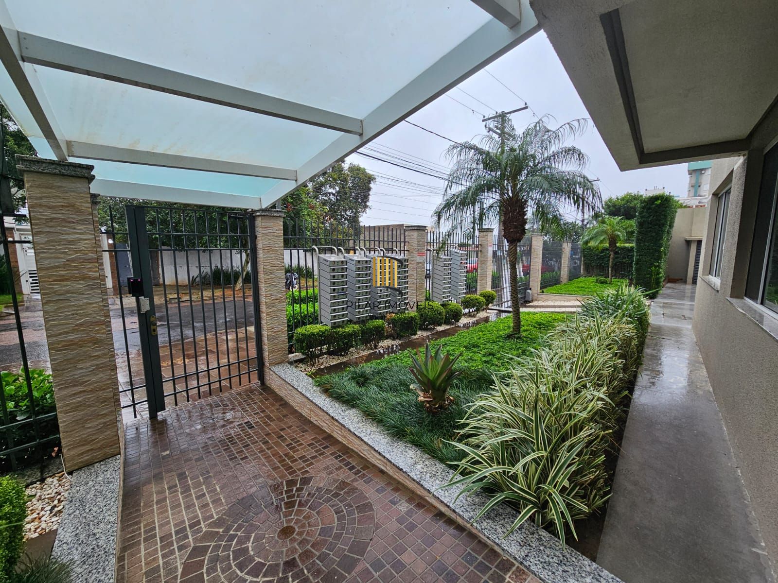 Apartamento 1 dormitório com 2 vagas perto do Bourbom e PUC