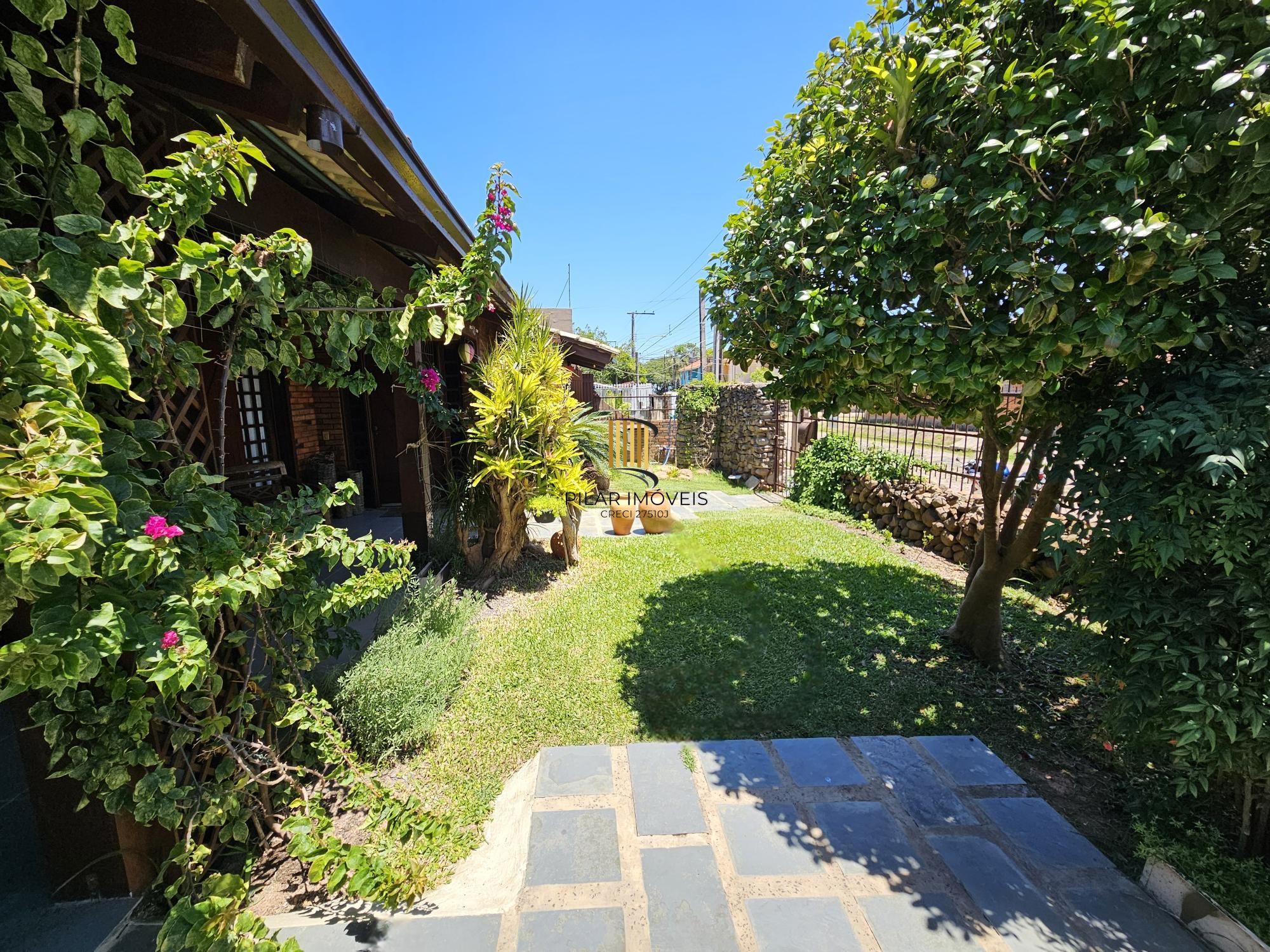 LINDA CASA NO BAIRRO GUARUJÁ - TERRENO COM 22 METROS DE FRENTE