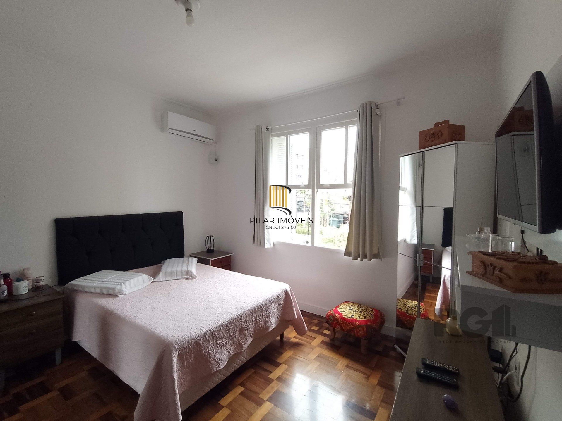 Apartamento 2 dormitórios com vaga e sacada no Menino Deus