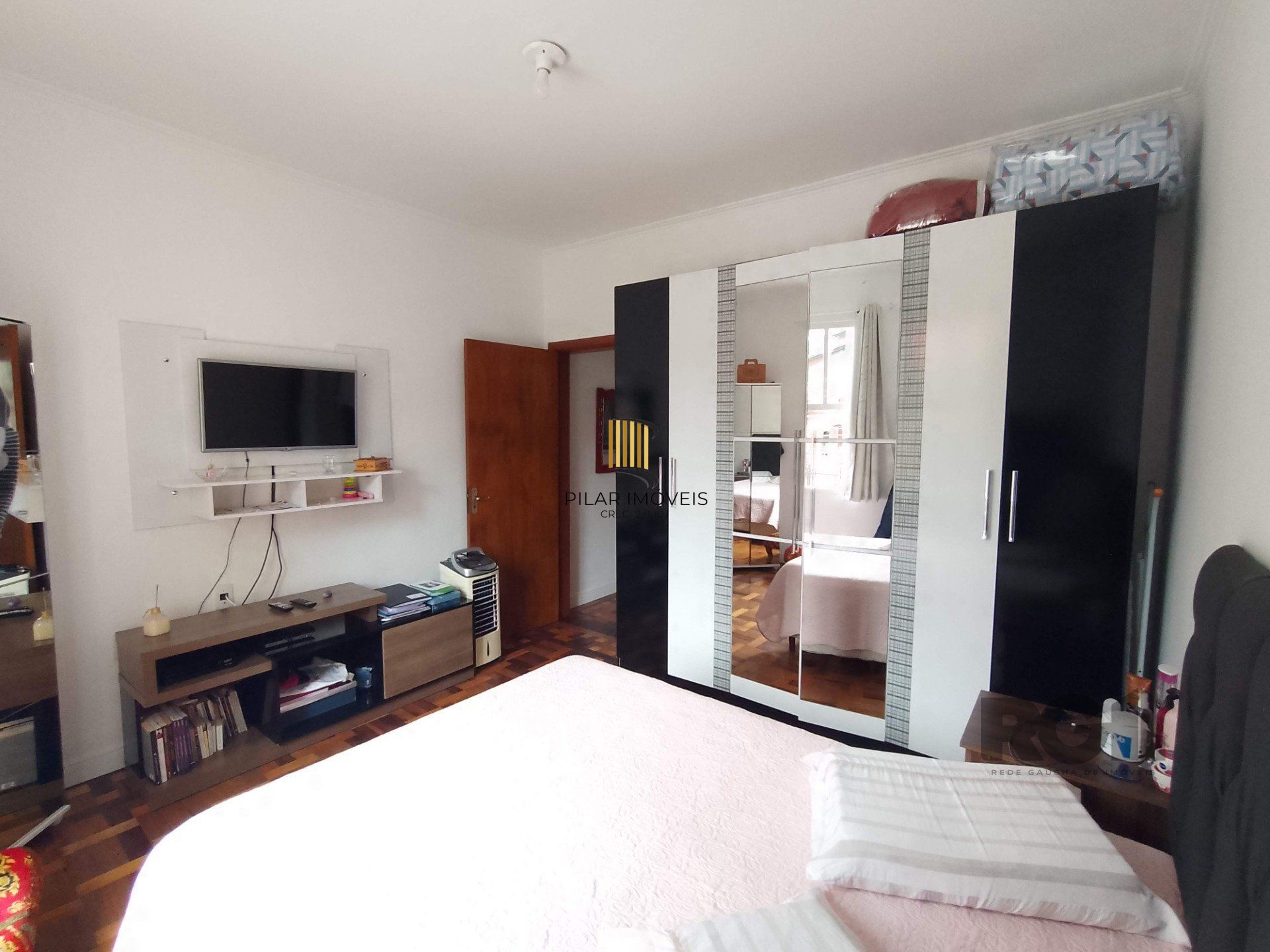 Apartamento 2 dormitórios com vaga e sacada no Menino Deus