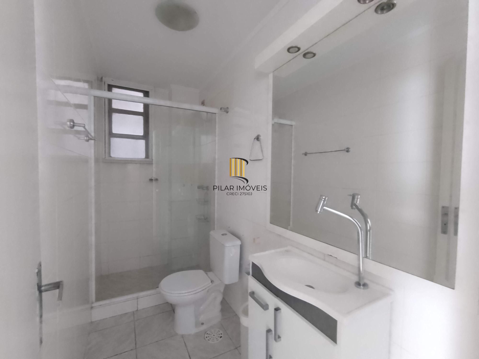 Apartamento 2 dormitórios com dependência e vaga coberta no bairro Santana