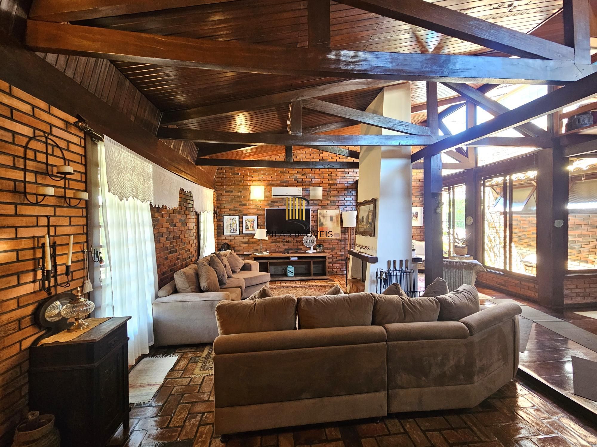 LINDA CASA NO BAIRRO GUARUJÁ - TERRENO COM 22 METROS DE FRENTE