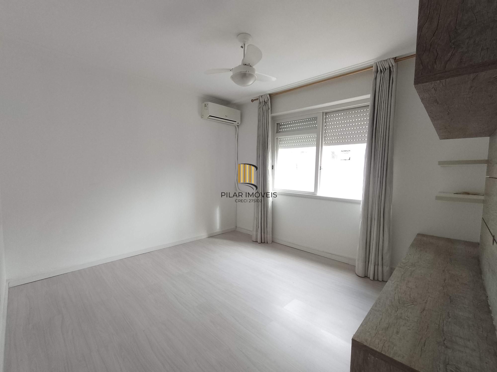 Apartamento 2 dormitórios com dependência e vaga coberta no bairro Santana